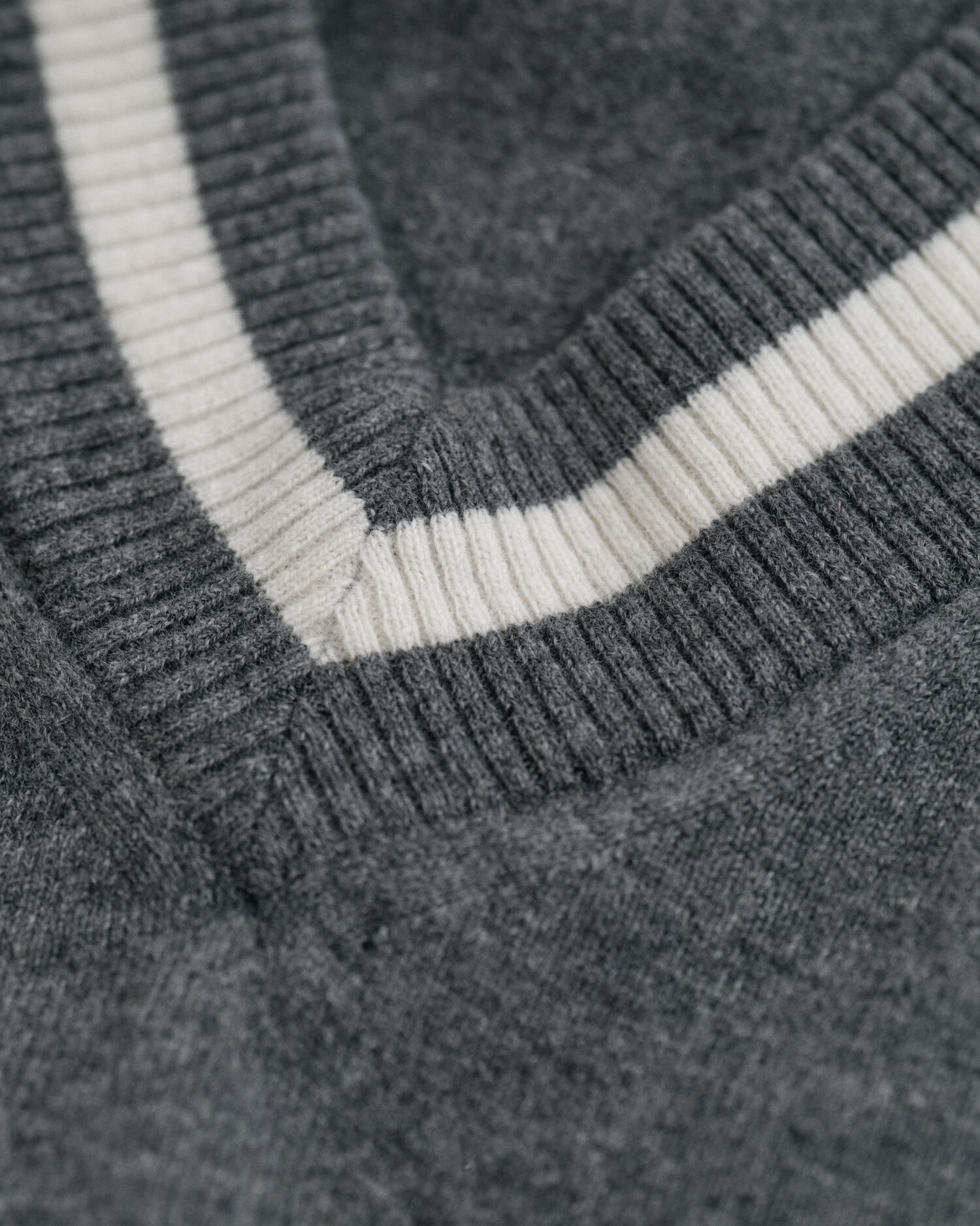 Superfine Lambswool V-Neck Pullover mit Kontrast