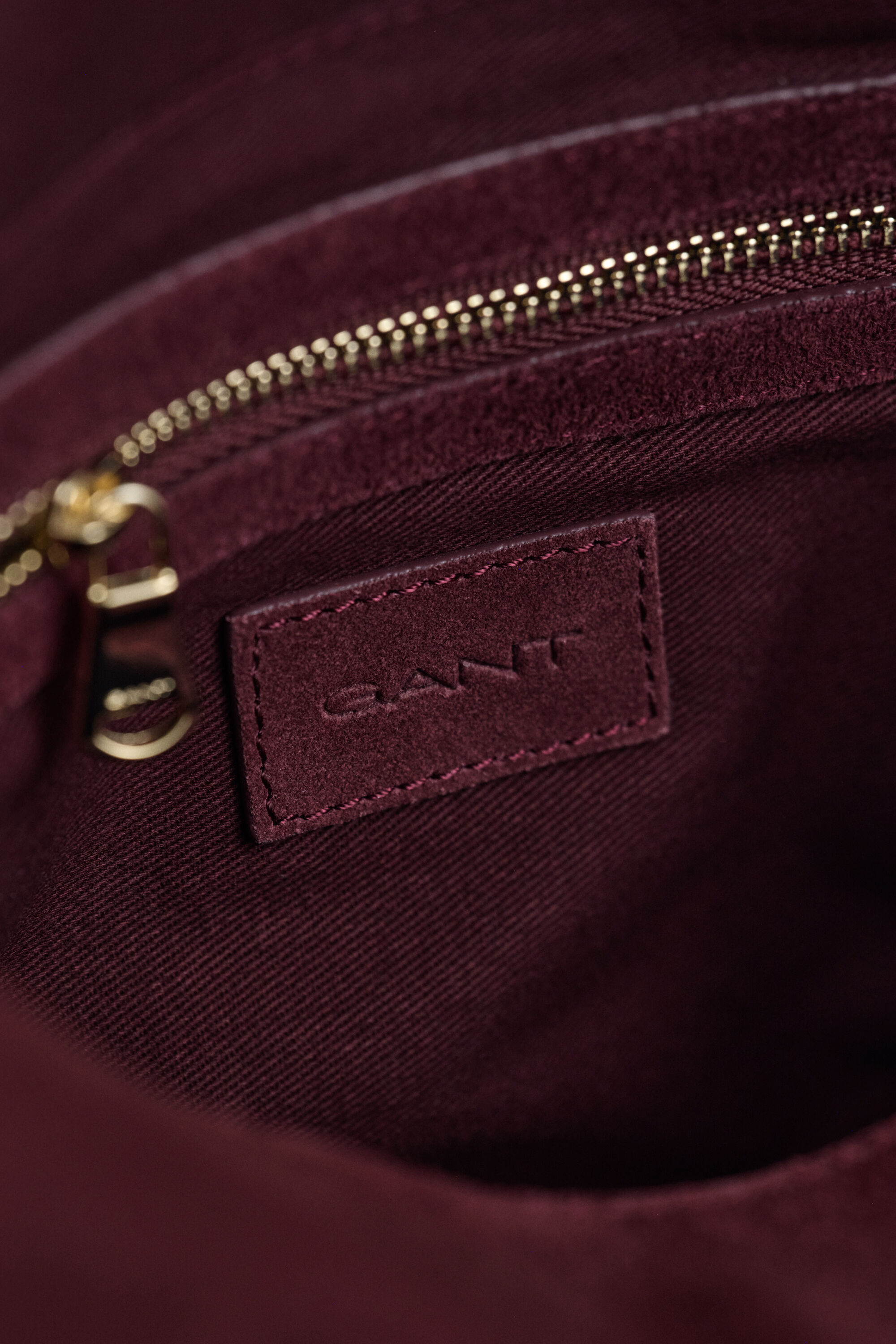 Slouchy Schultertasche aus Veloursleder