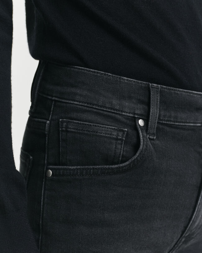 Verk&uuml;rzte Slim Fit Jeans in Schwarz