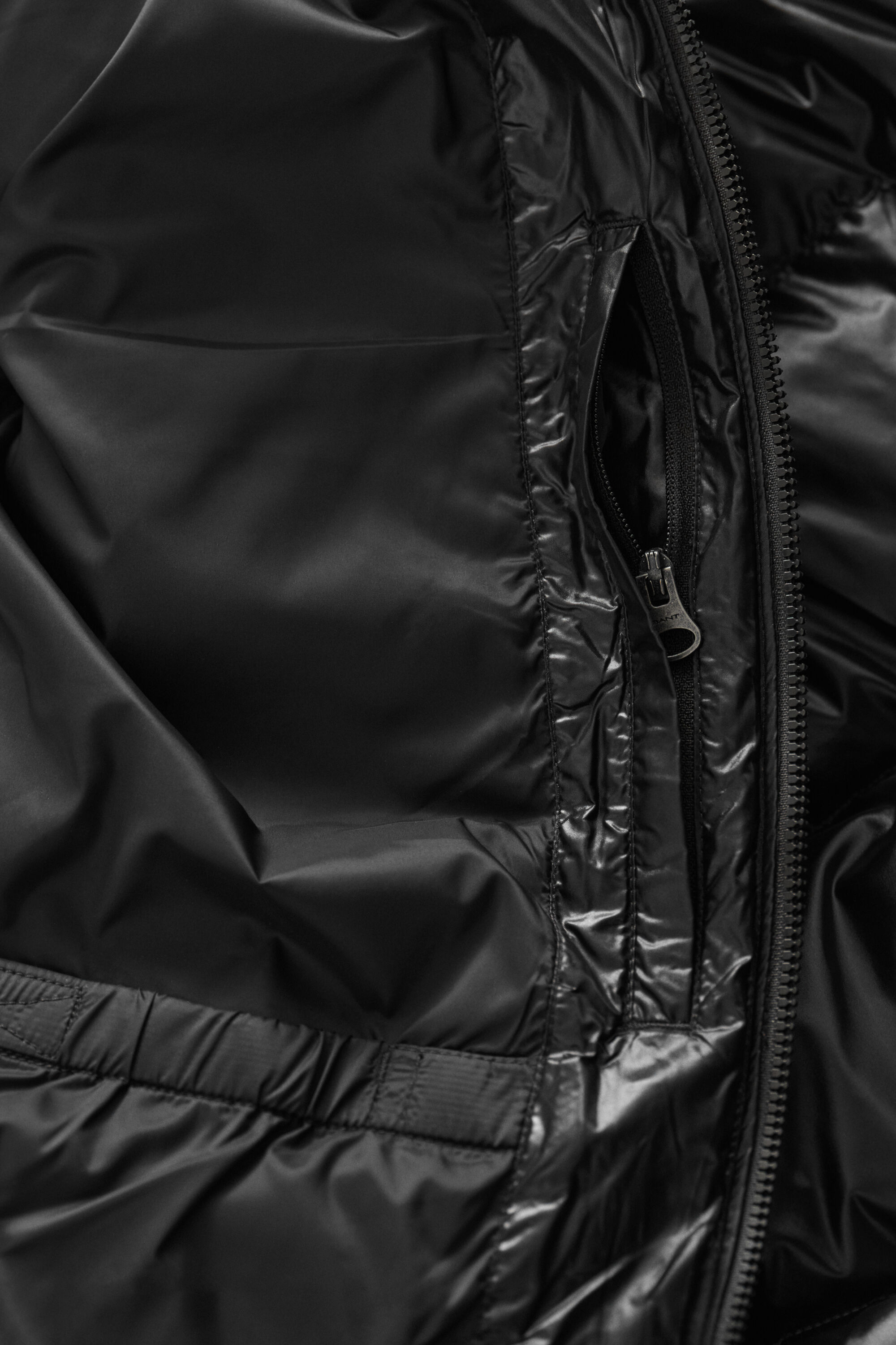 Glänzende Daunenjacke