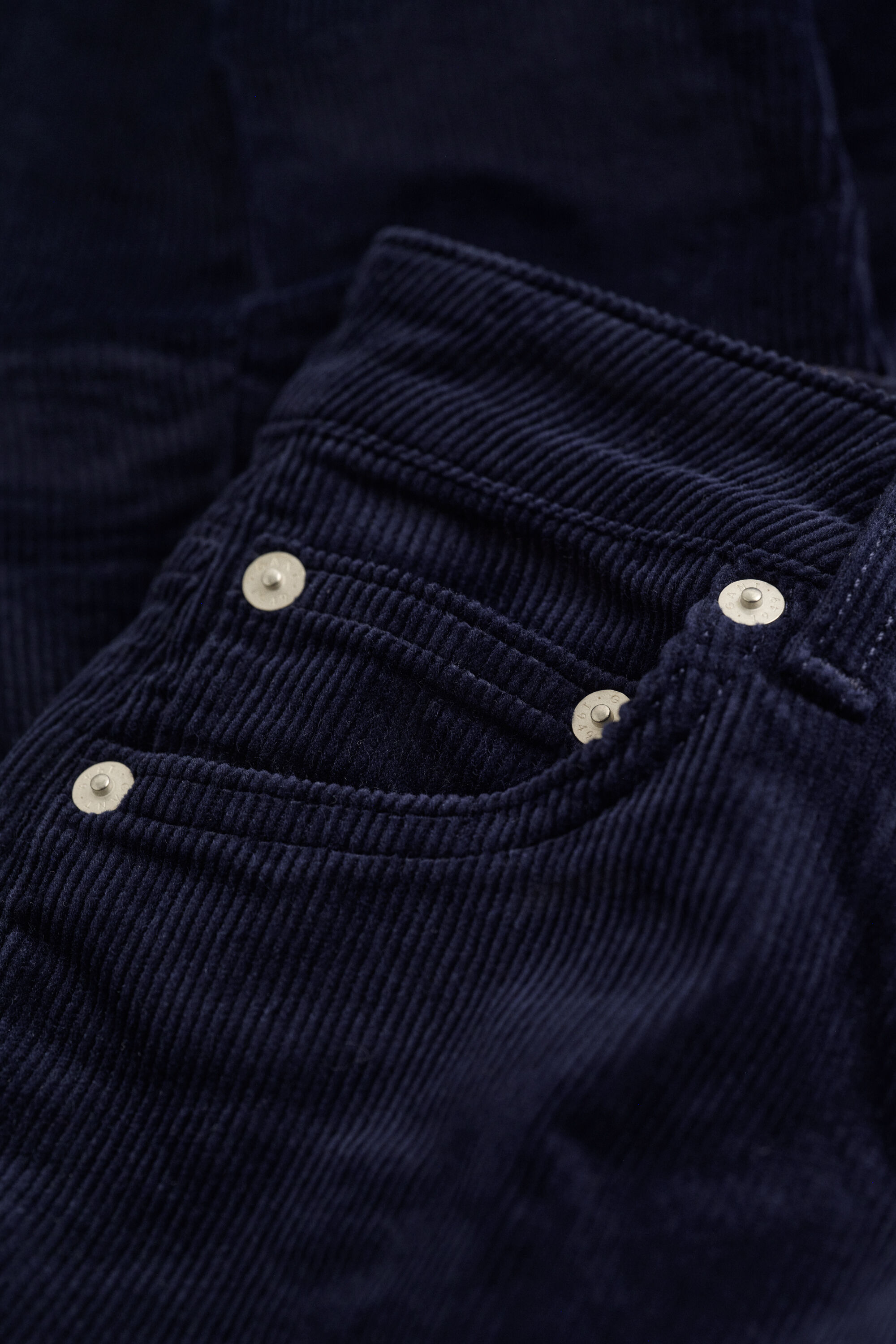 Cordjeans mit ausgestelltem Bein