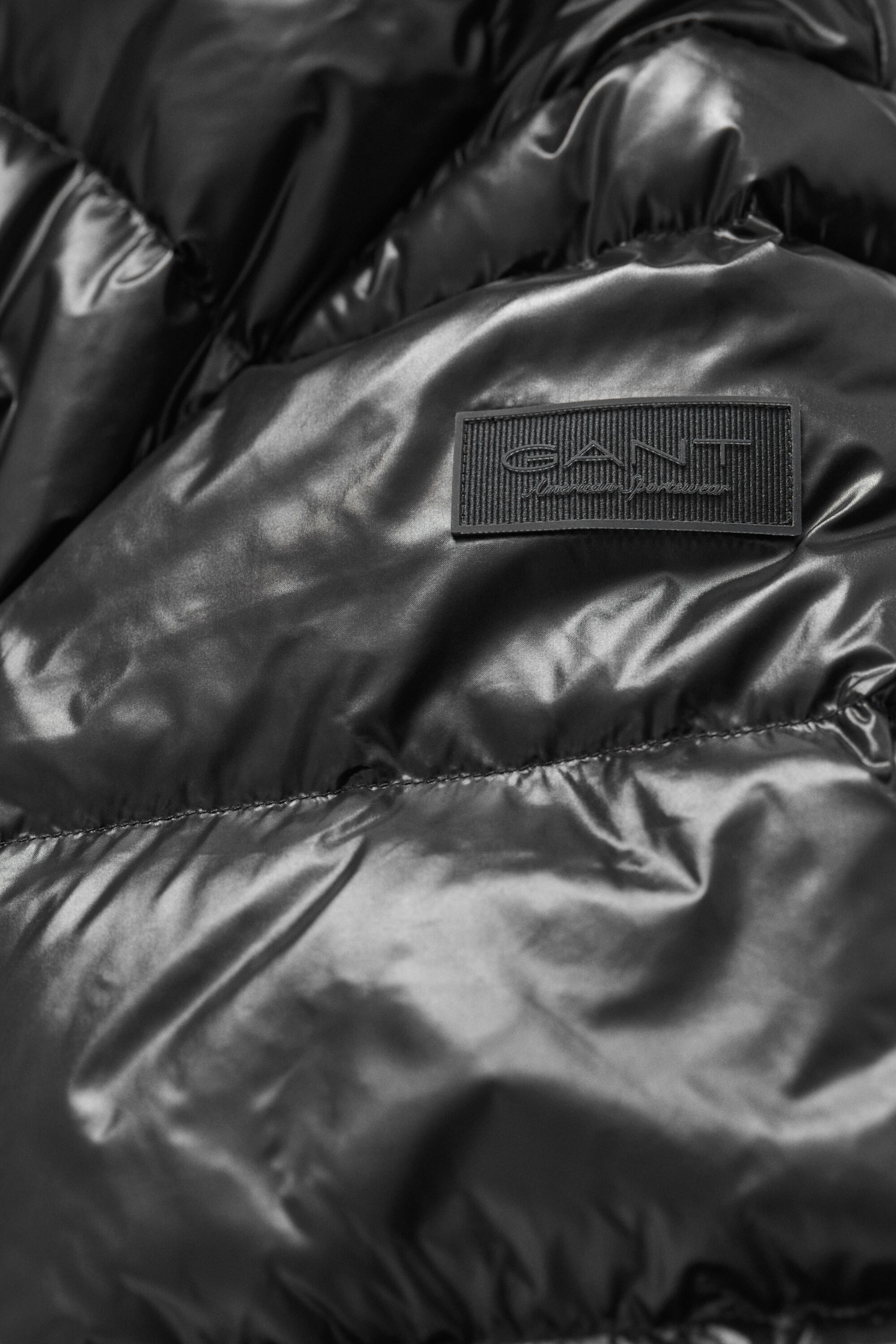 Glänzende Daunenjacke