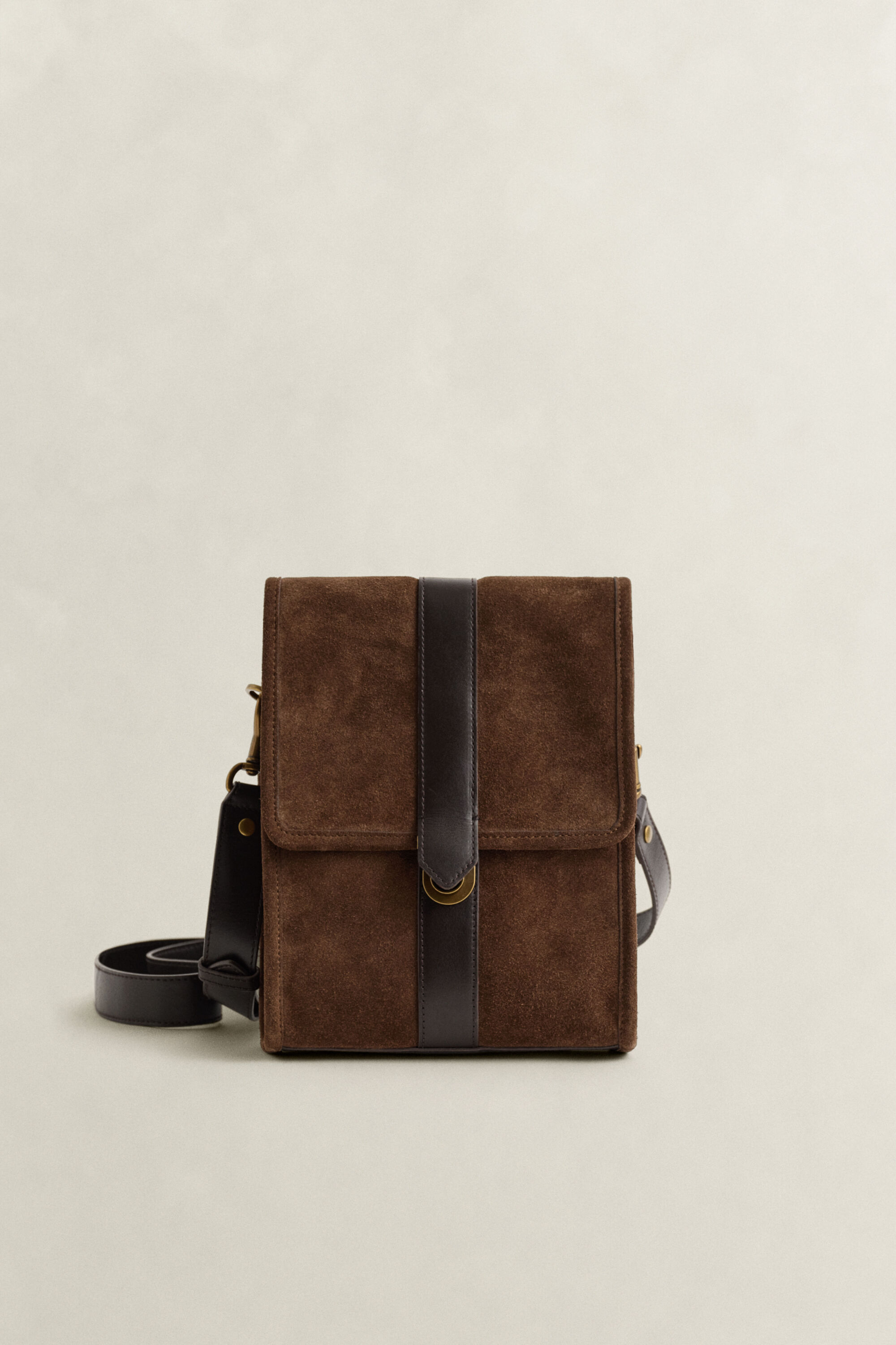 Schultertasche aus Veloursleder