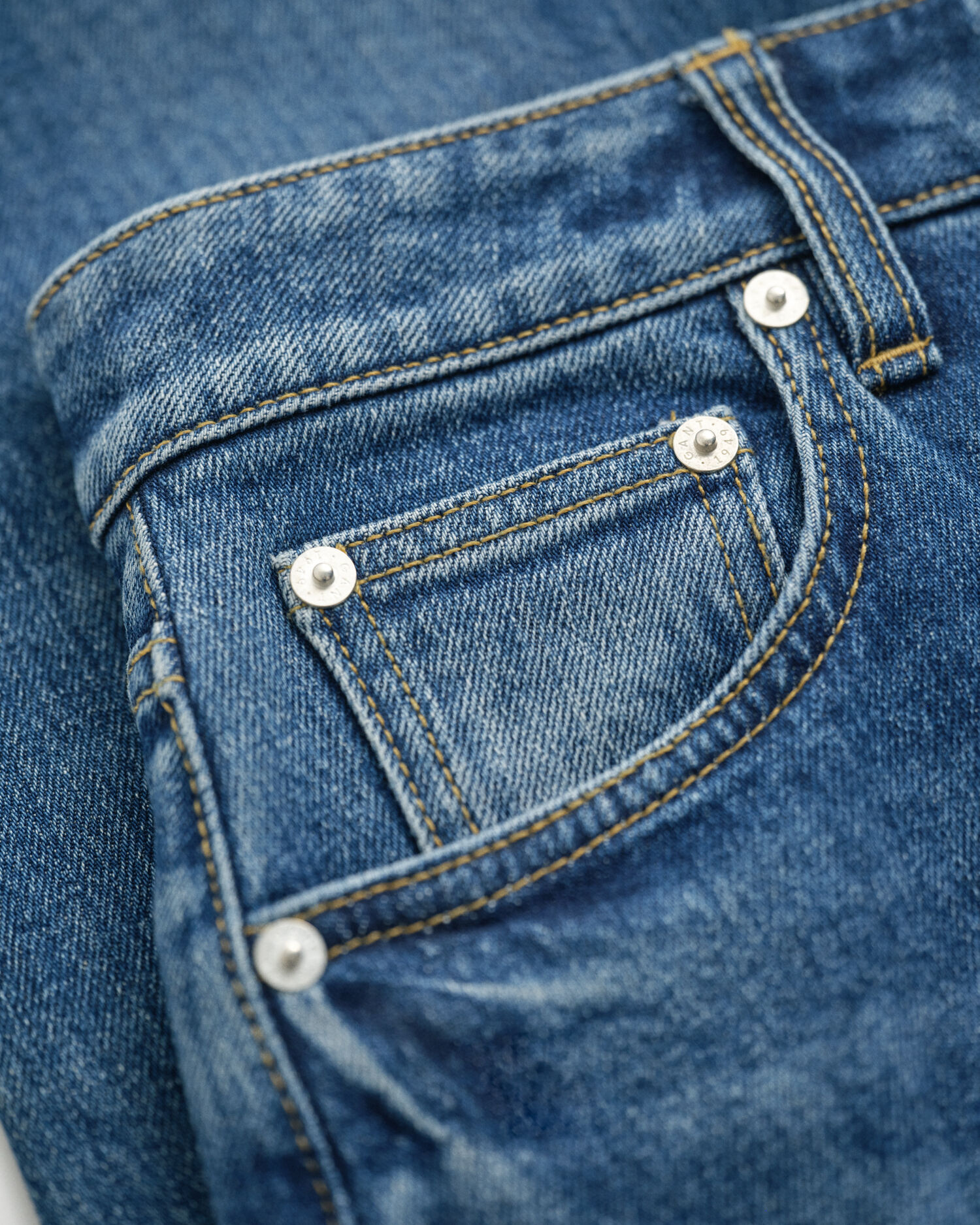 Verkürzte Stretch-Jeans mit geradem Bein