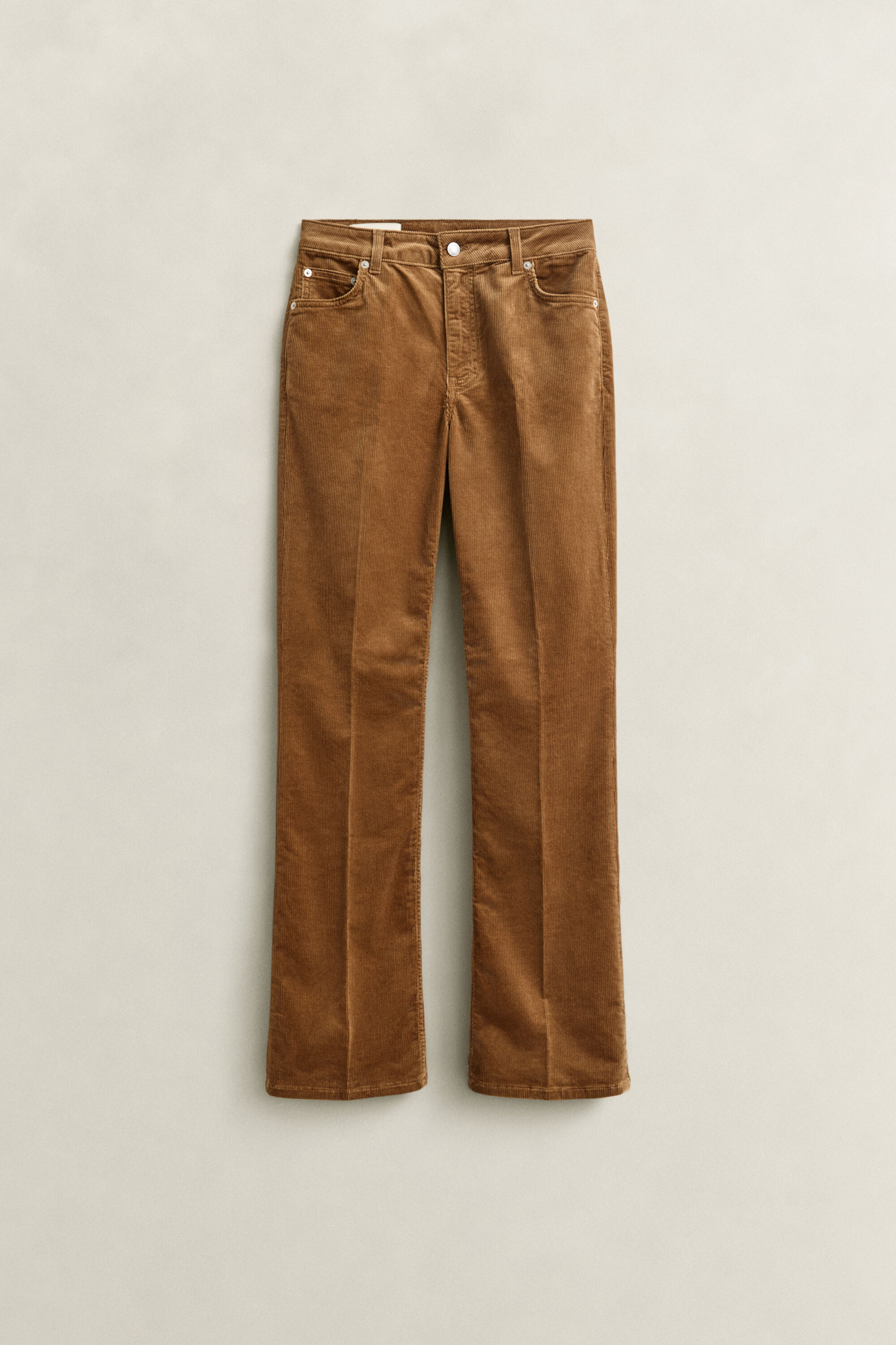 Cordjeans mit ausgestelltem Bein