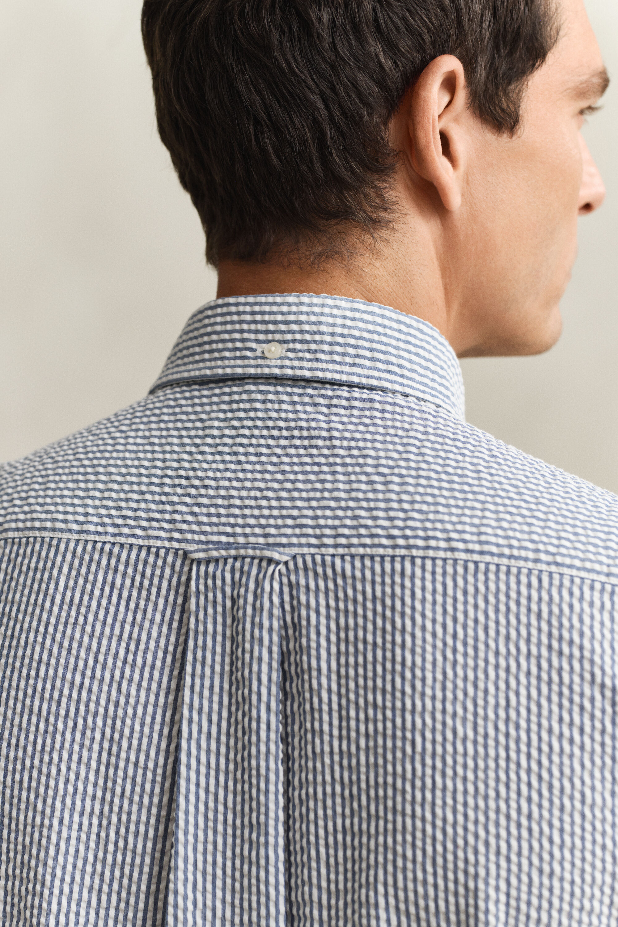 Kurzärmliges Seersucker-Hemd mit Streifen