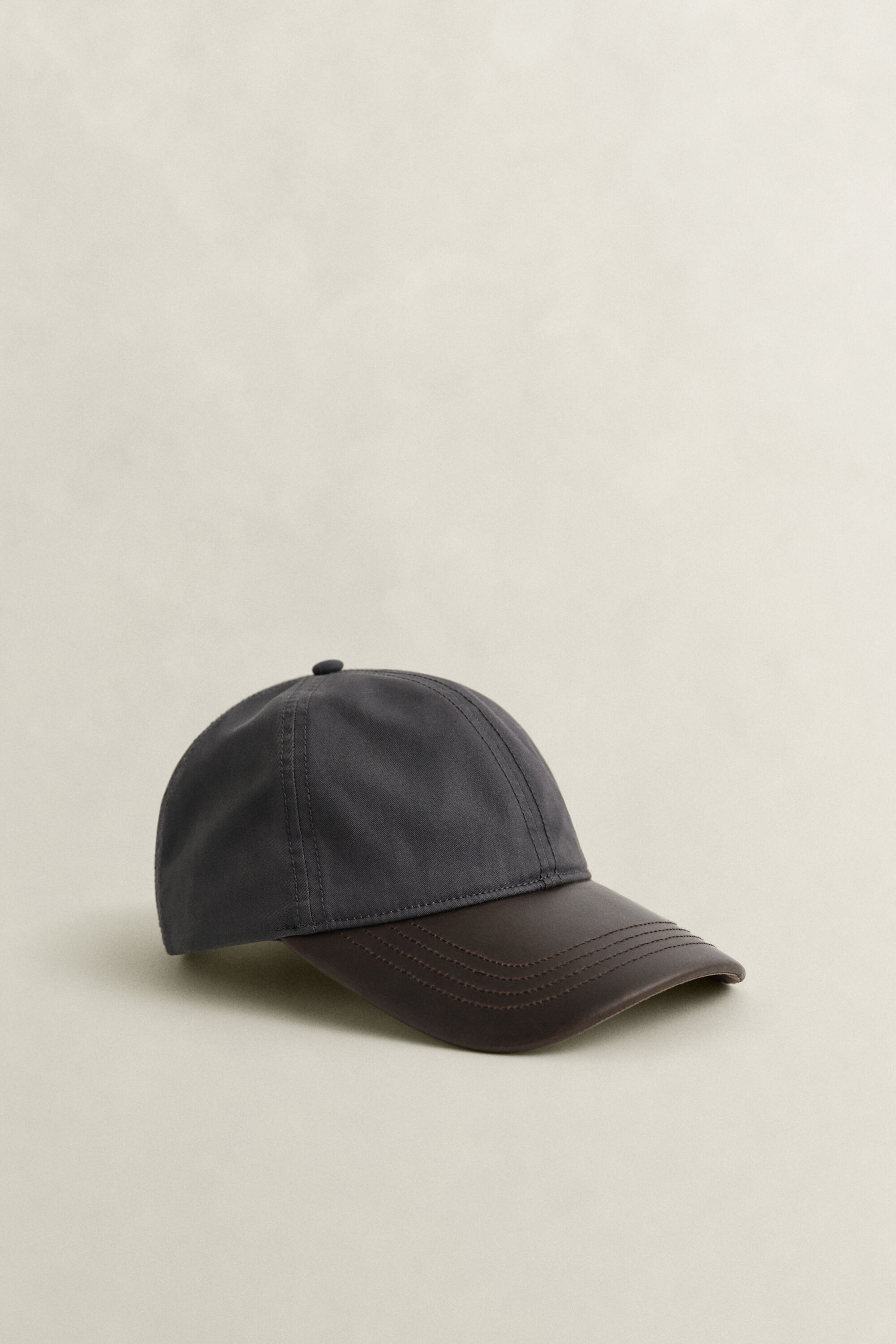 Gewachstes Cap mit Lederschirm