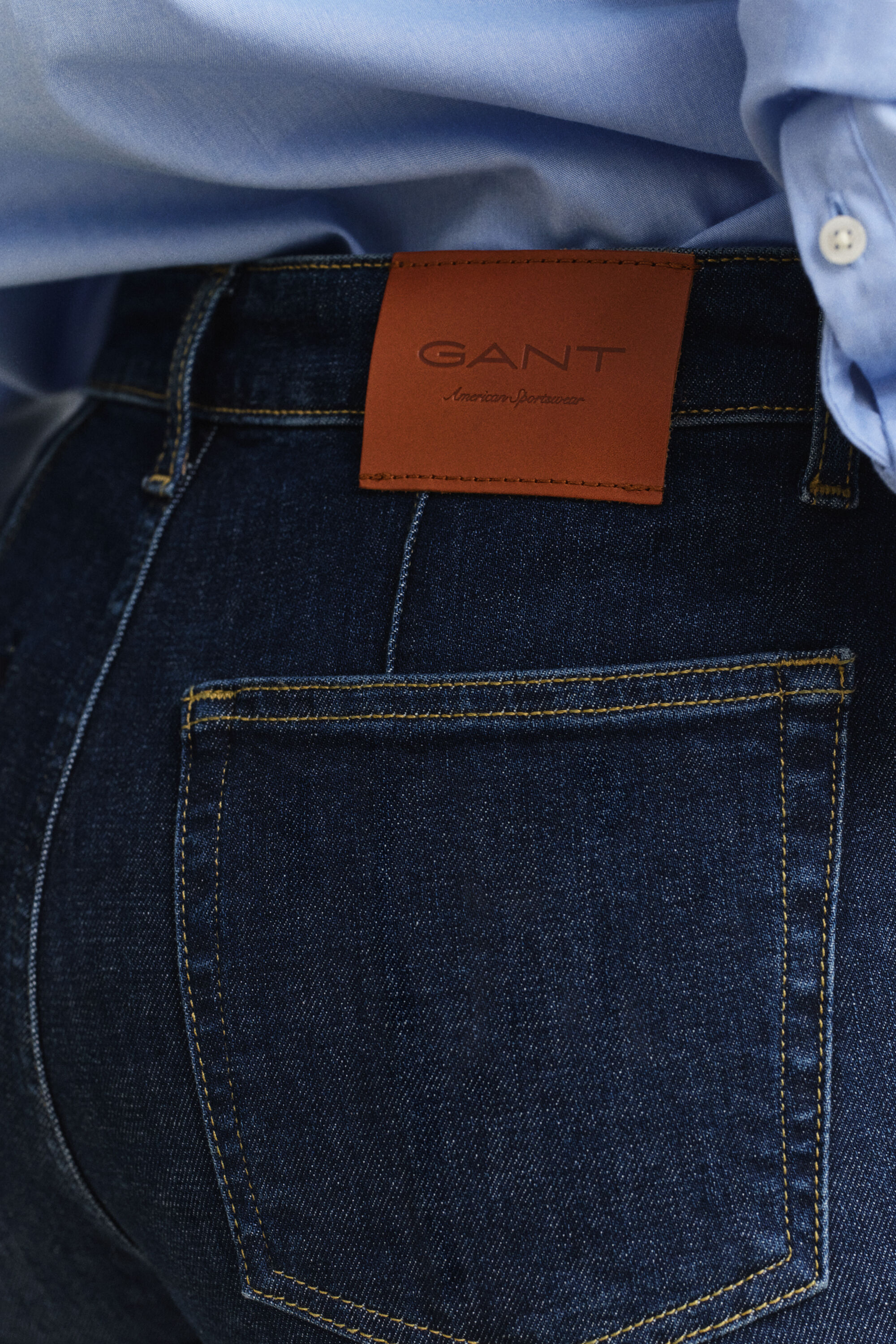 Ausgestellte Slim Fit Jeans mit Biesen