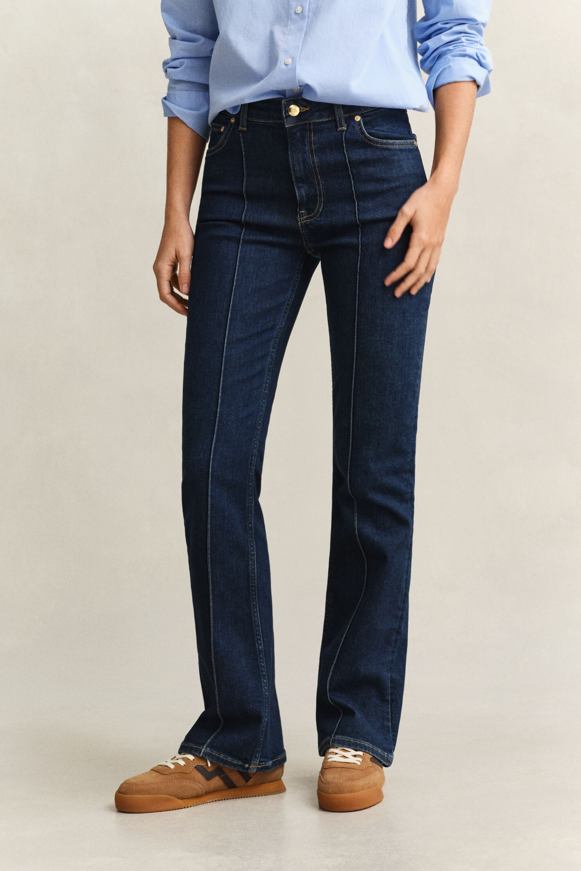 Ausgestellte Slim Fit Jeans mit Biesen