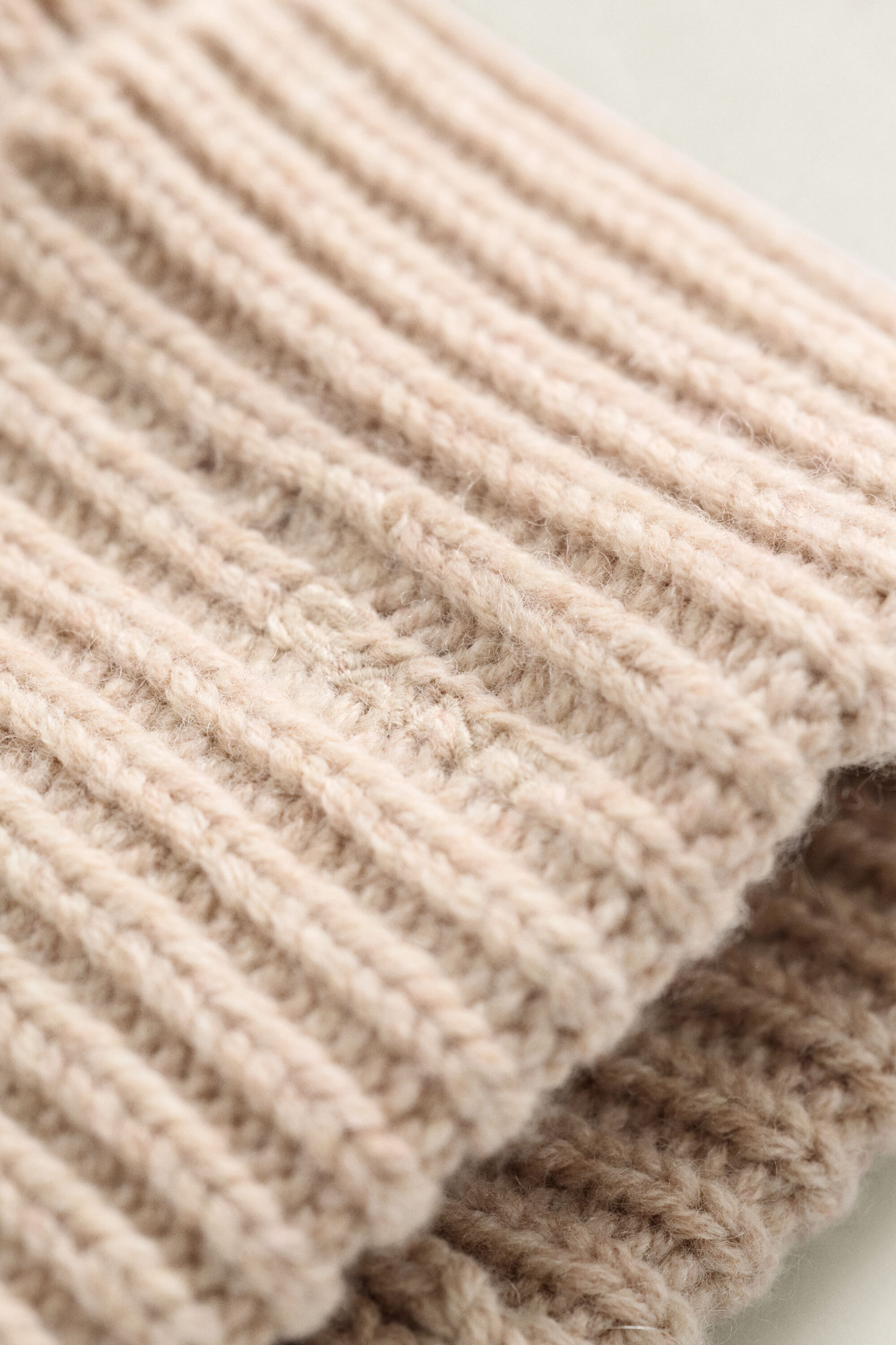 Gerippte Beanie aus Woll-Kaschmir-Mix