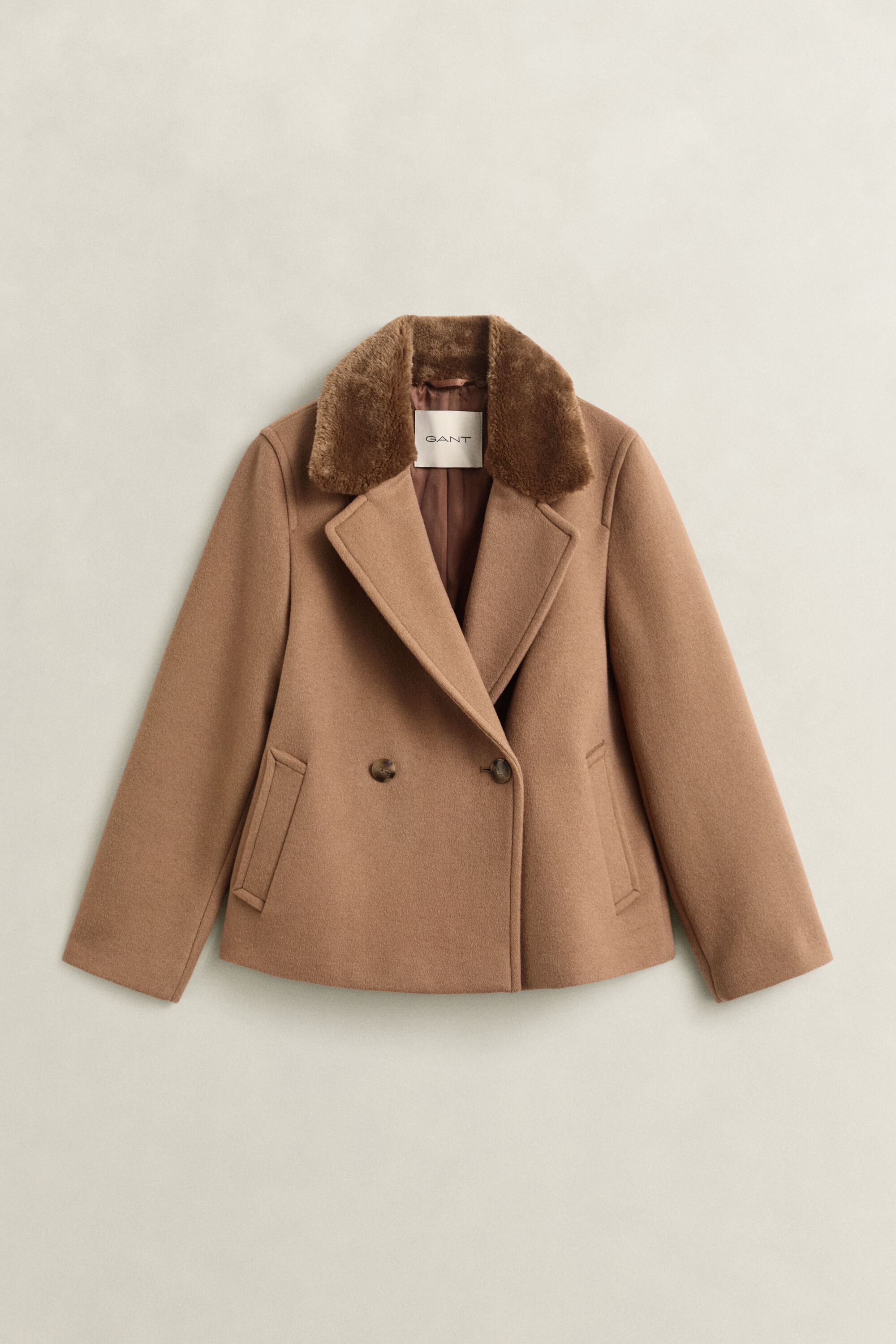 Jacke mit Kragen aus Kunstfell