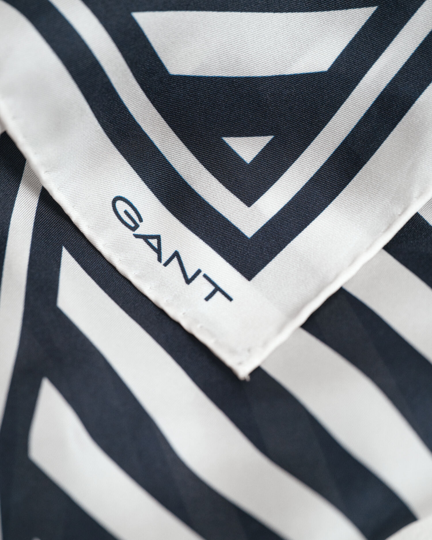 Chevron Seidenschal mit Print