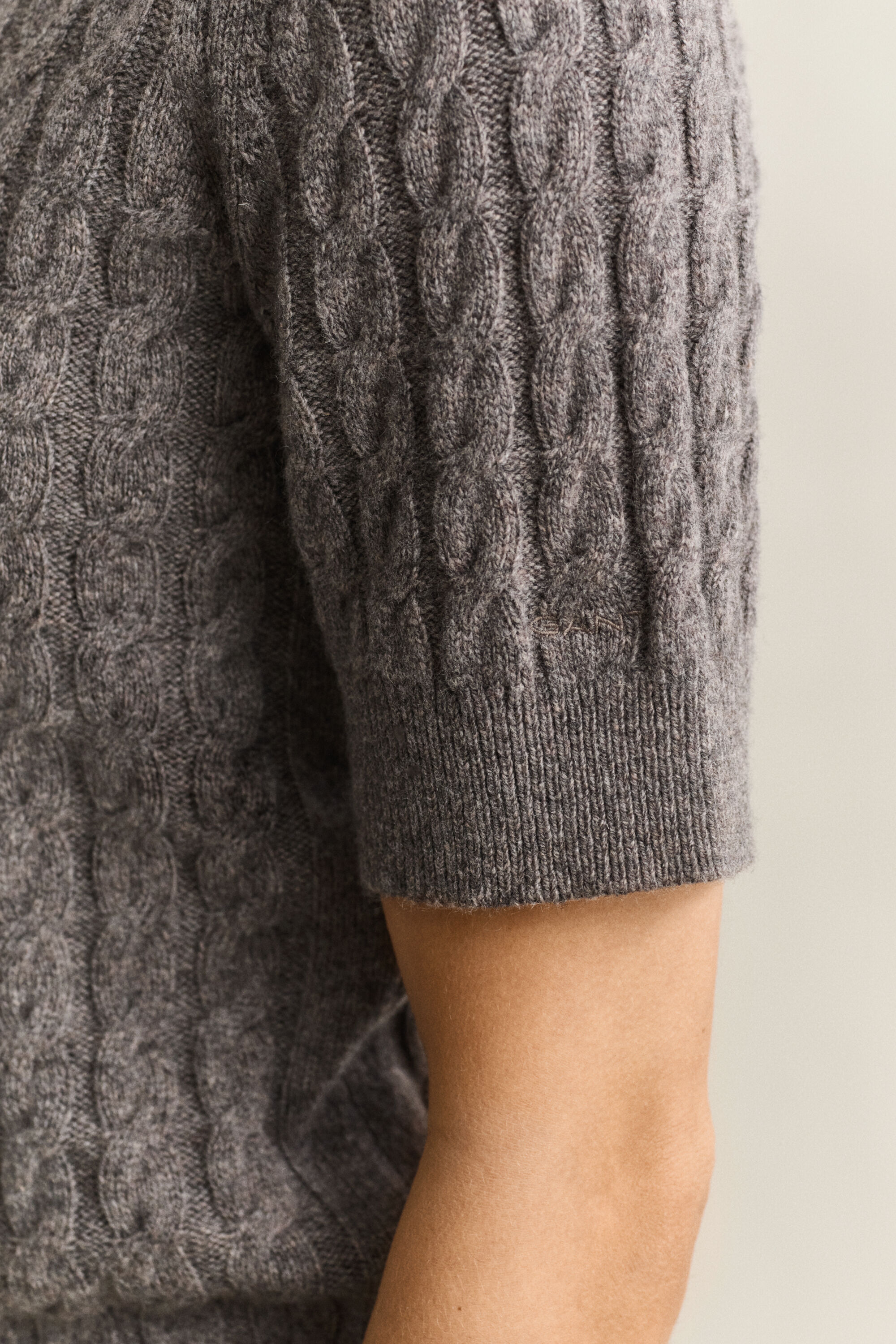 Kurzarmpullover mit Zopfmuster aus Woll-Kaschmir-Mix
