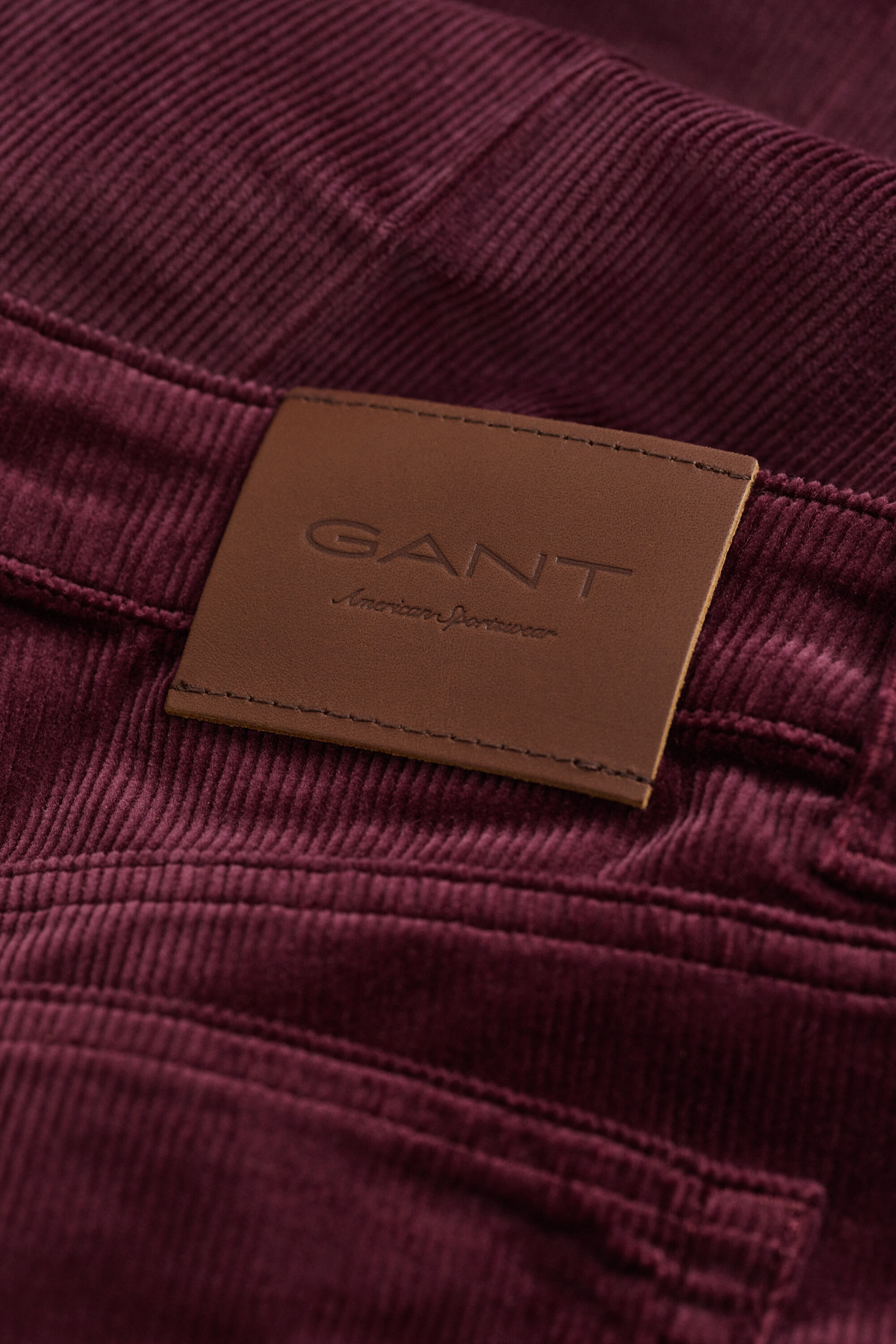 Cordjeans mit ausgestelltem Bein