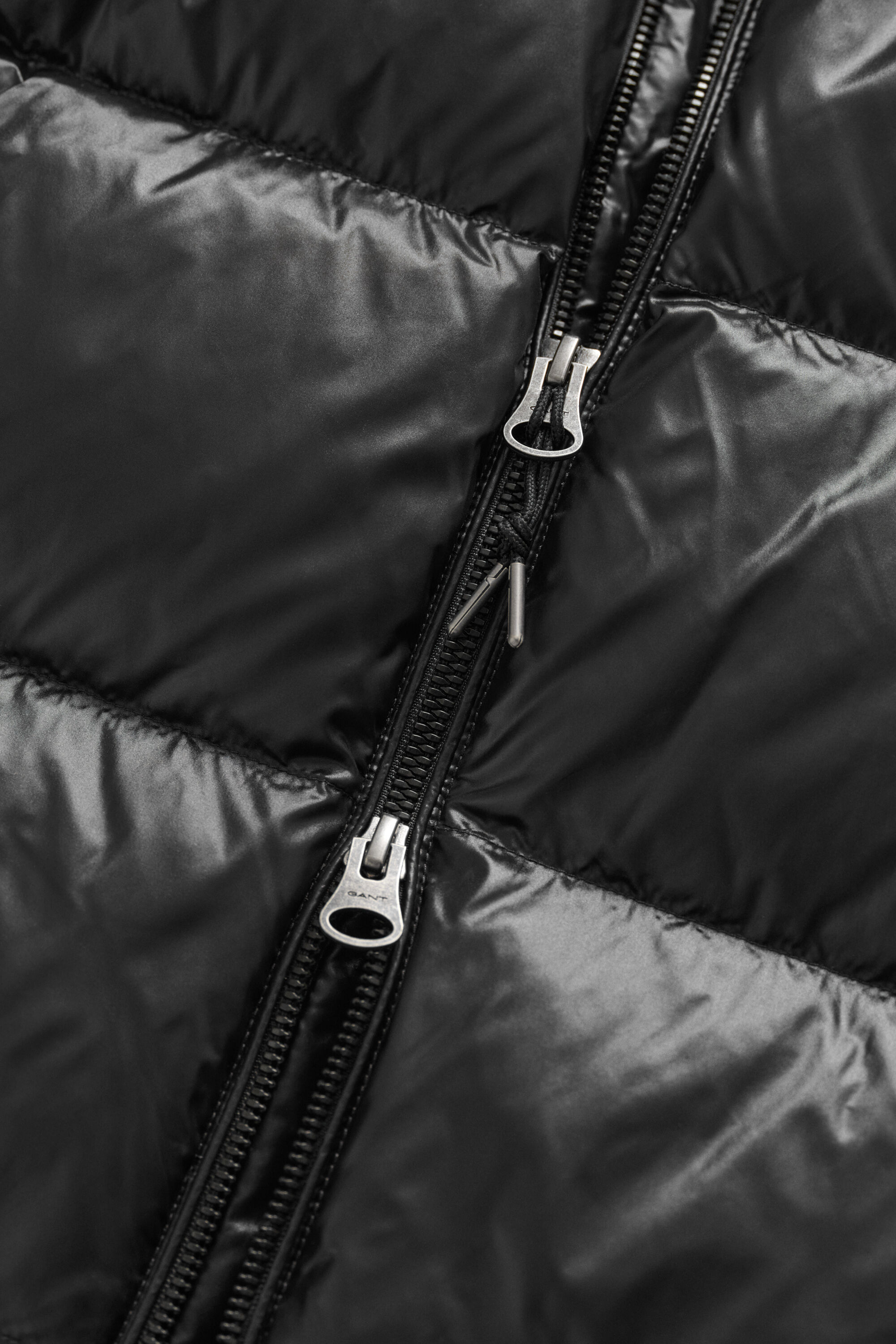Glänzende Daunenjacke