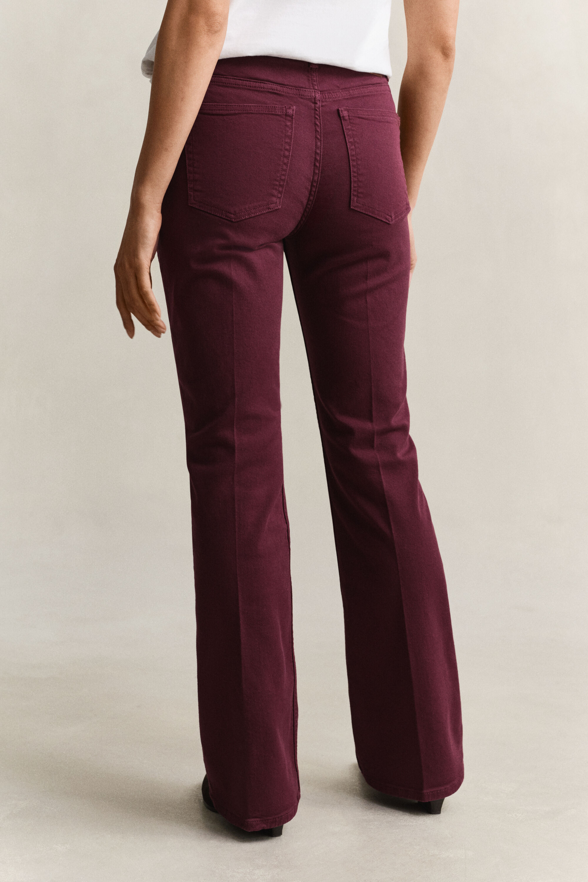 Farbige Slim Fit Jeans mit ausgestelltem Bein