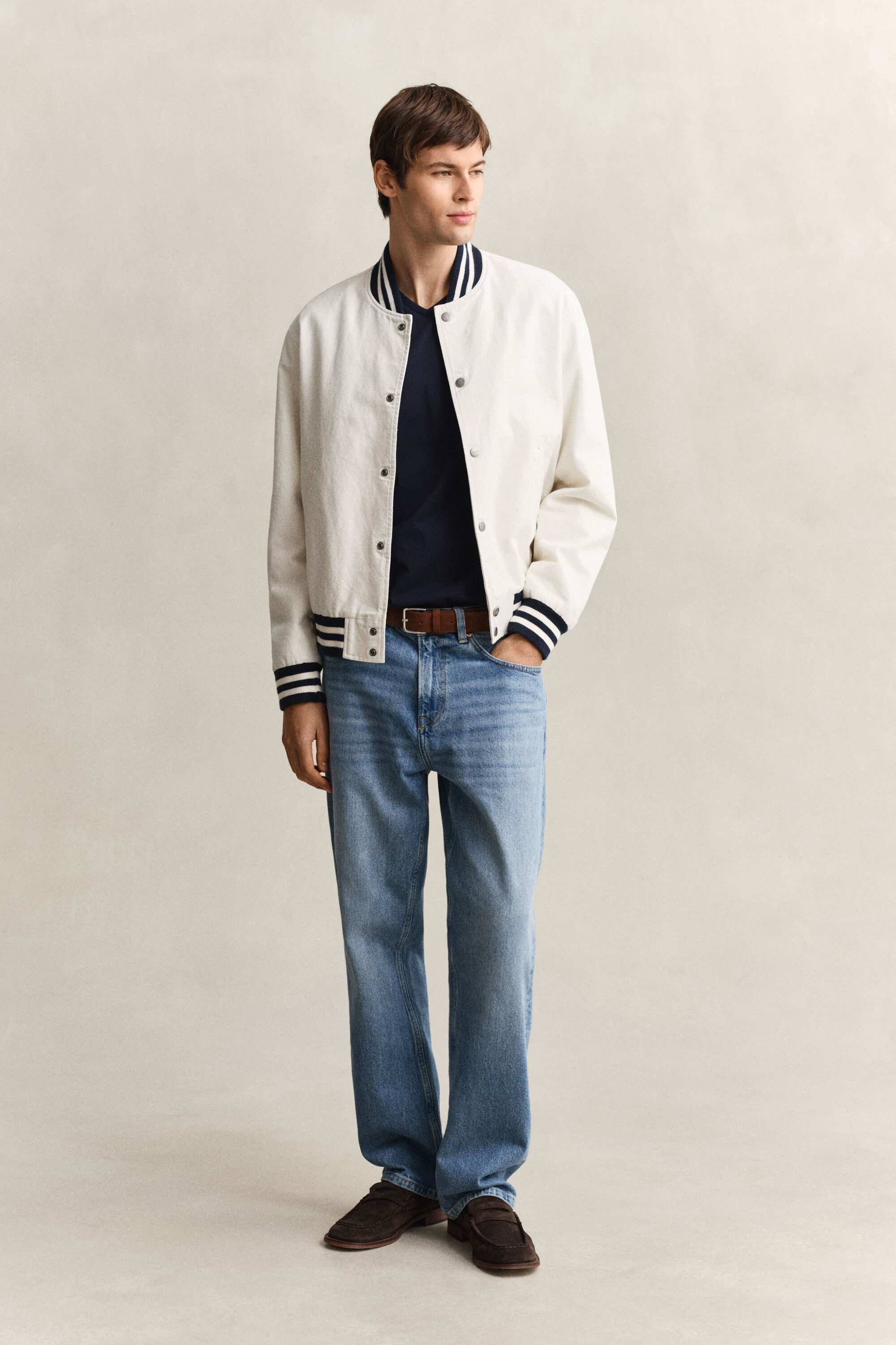 Slim Fit Shield T-Shirt mit V-Ausschnitt