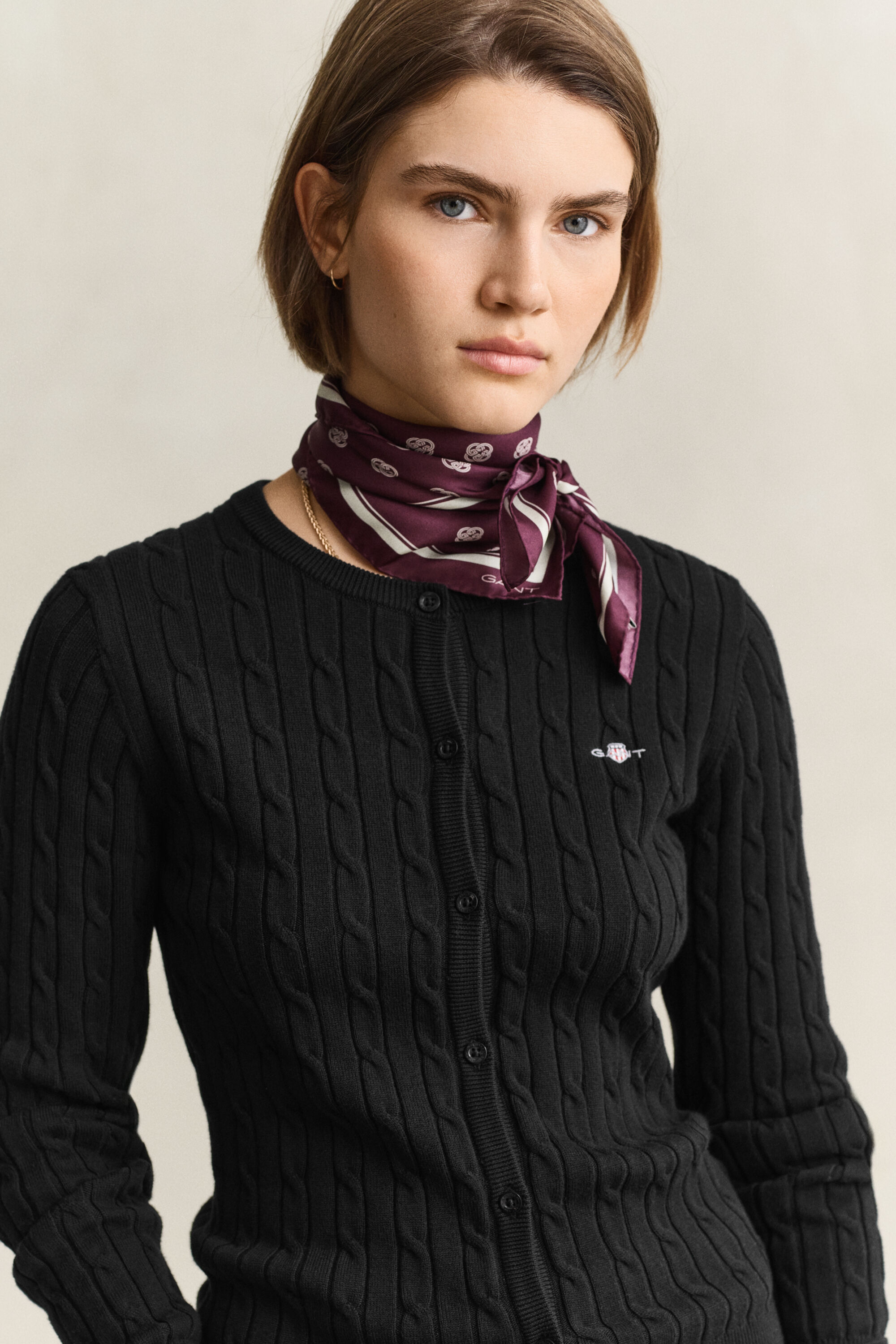 Strickjacke mit Zopfmuster