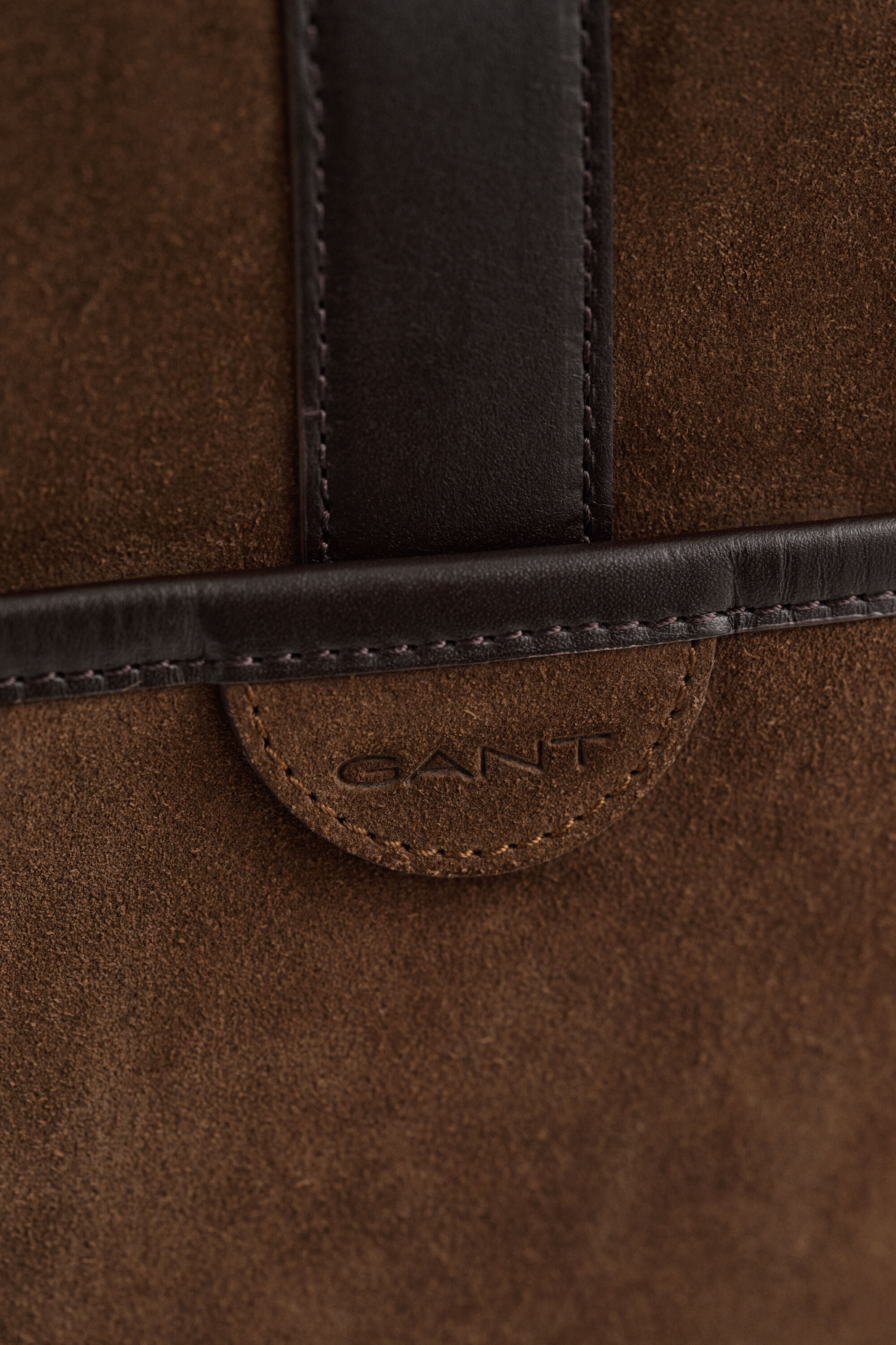 Schultertasche aus Veloursleder