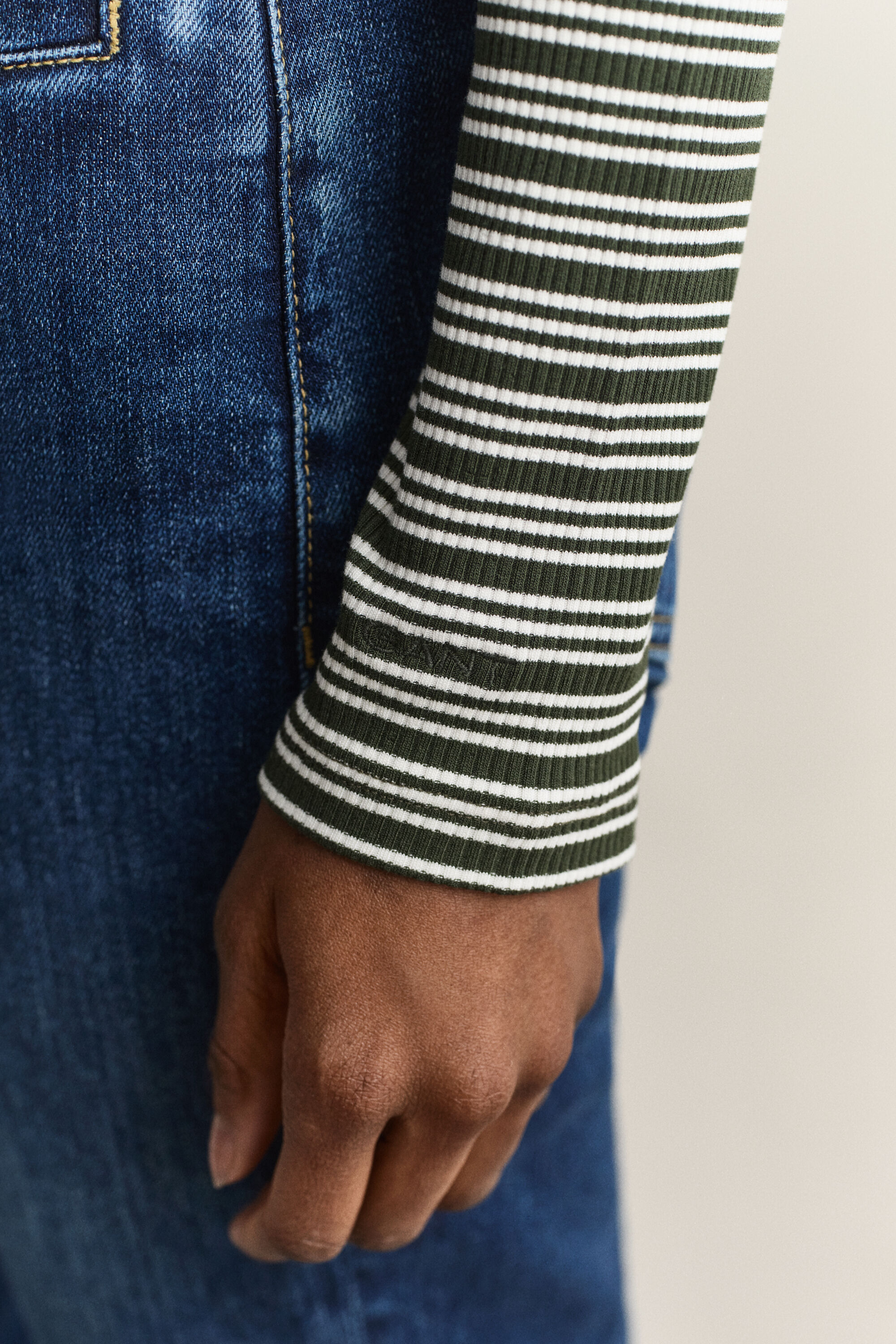 Geripptes langärmliges Henley-Shirt