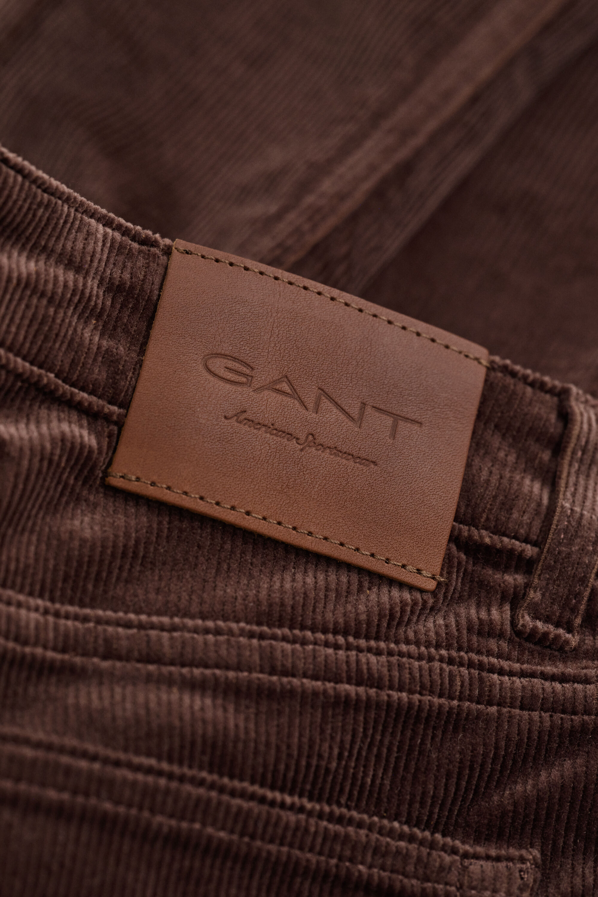 Cordjeans mit ausgestelltem Bein