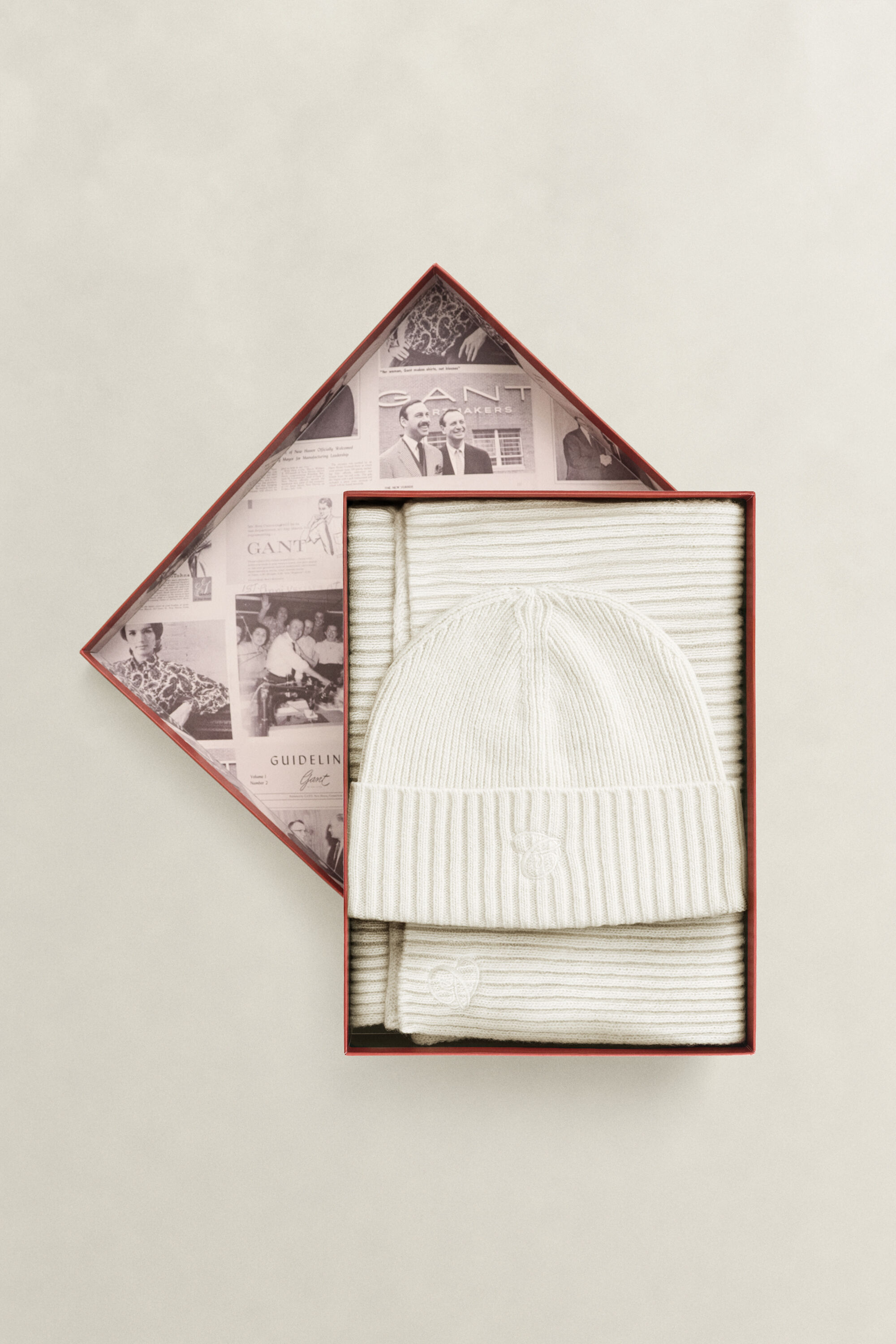 Schal und Beanie mit Stickerei im Geschenkset