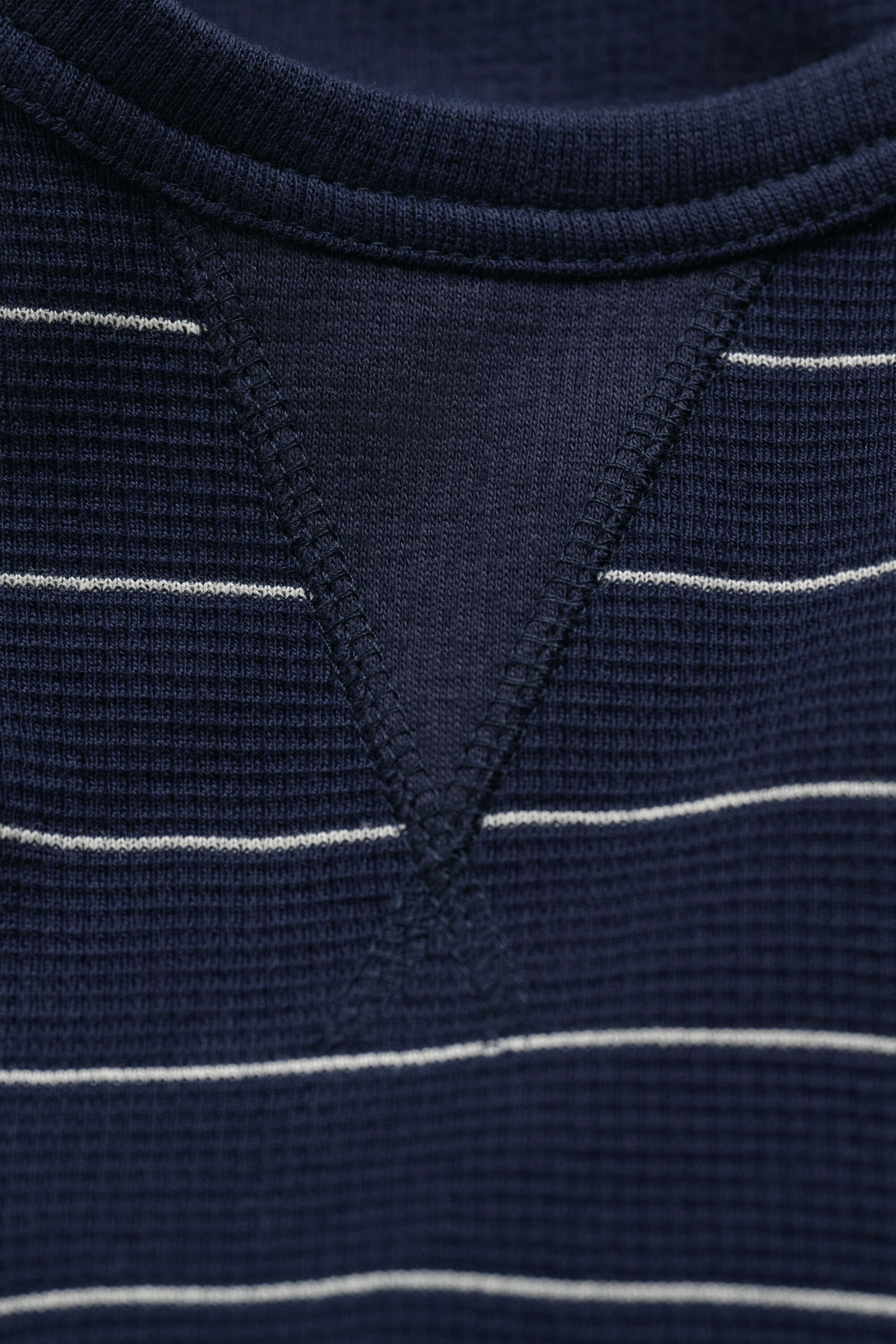 Strukturiertes Sweatshirt mit Streifen