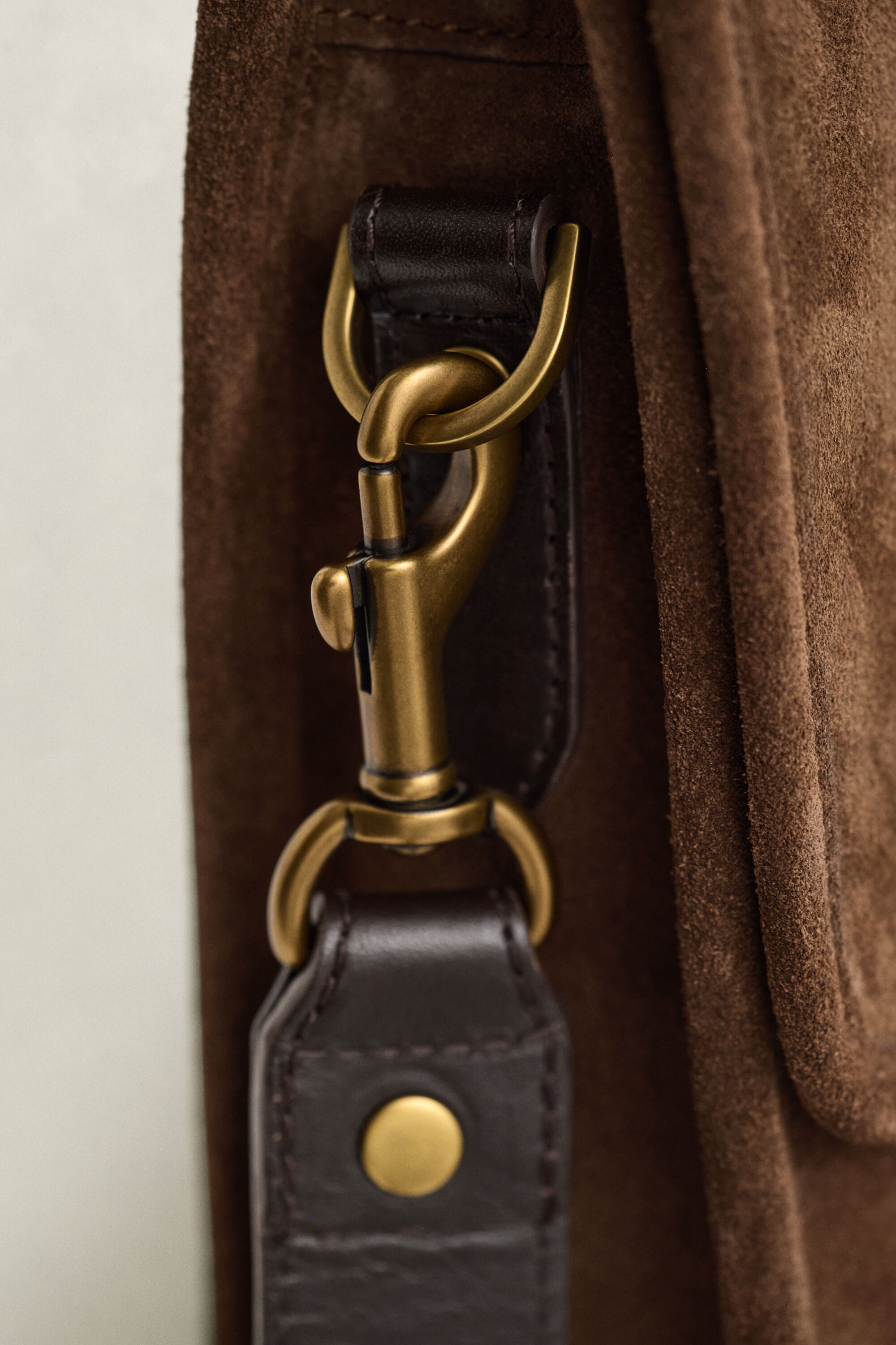 Schultertasche aus Veloursleder