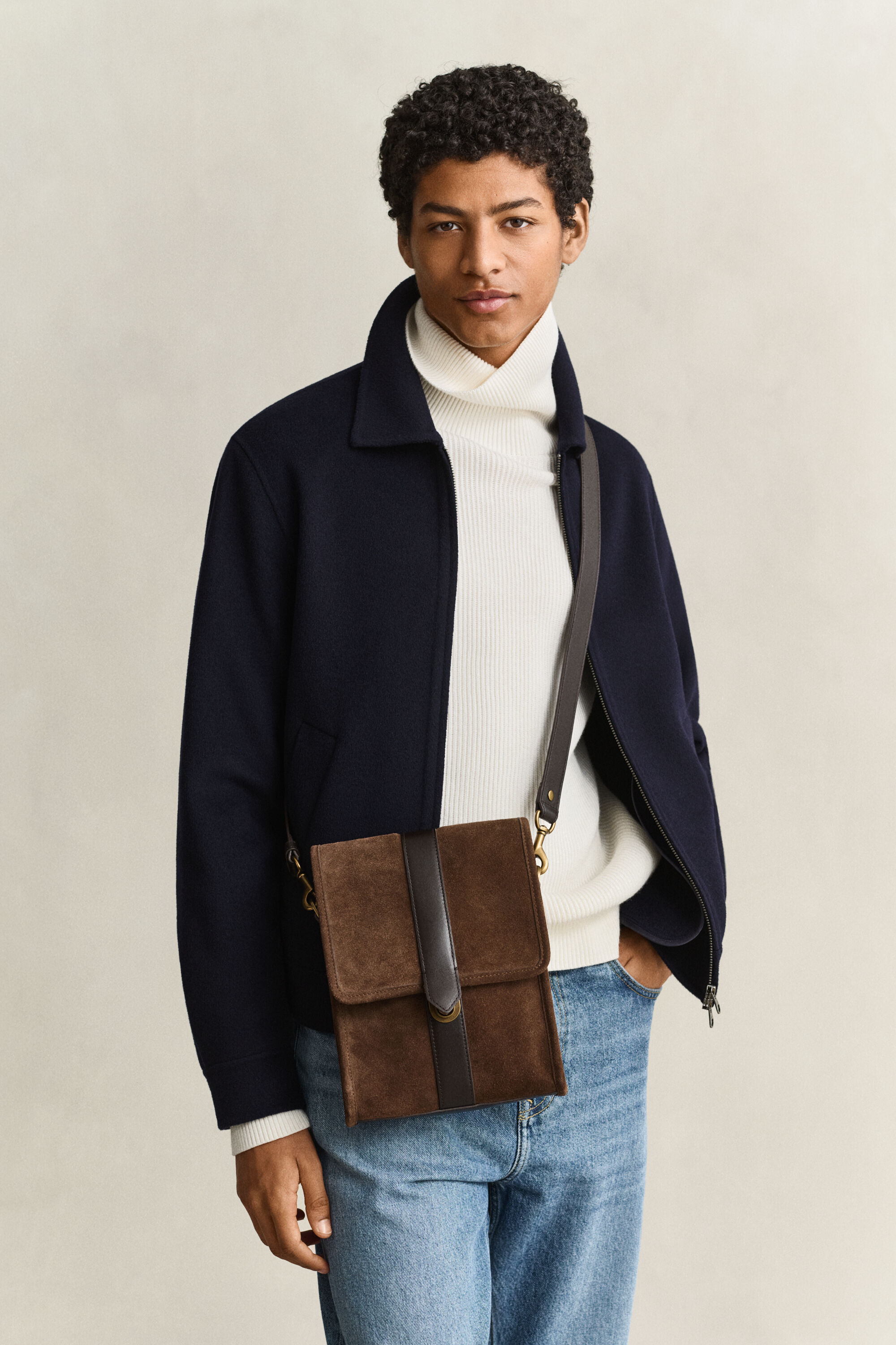 Schultertasche aus Veloursleder