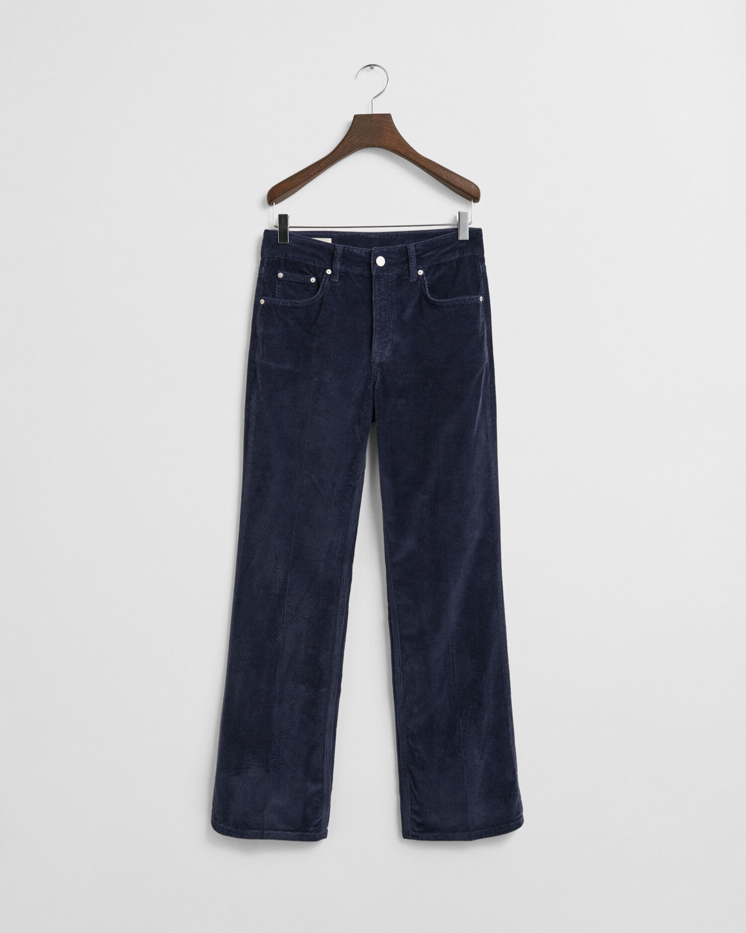 Cordjeans mit ausgestelltem Bein