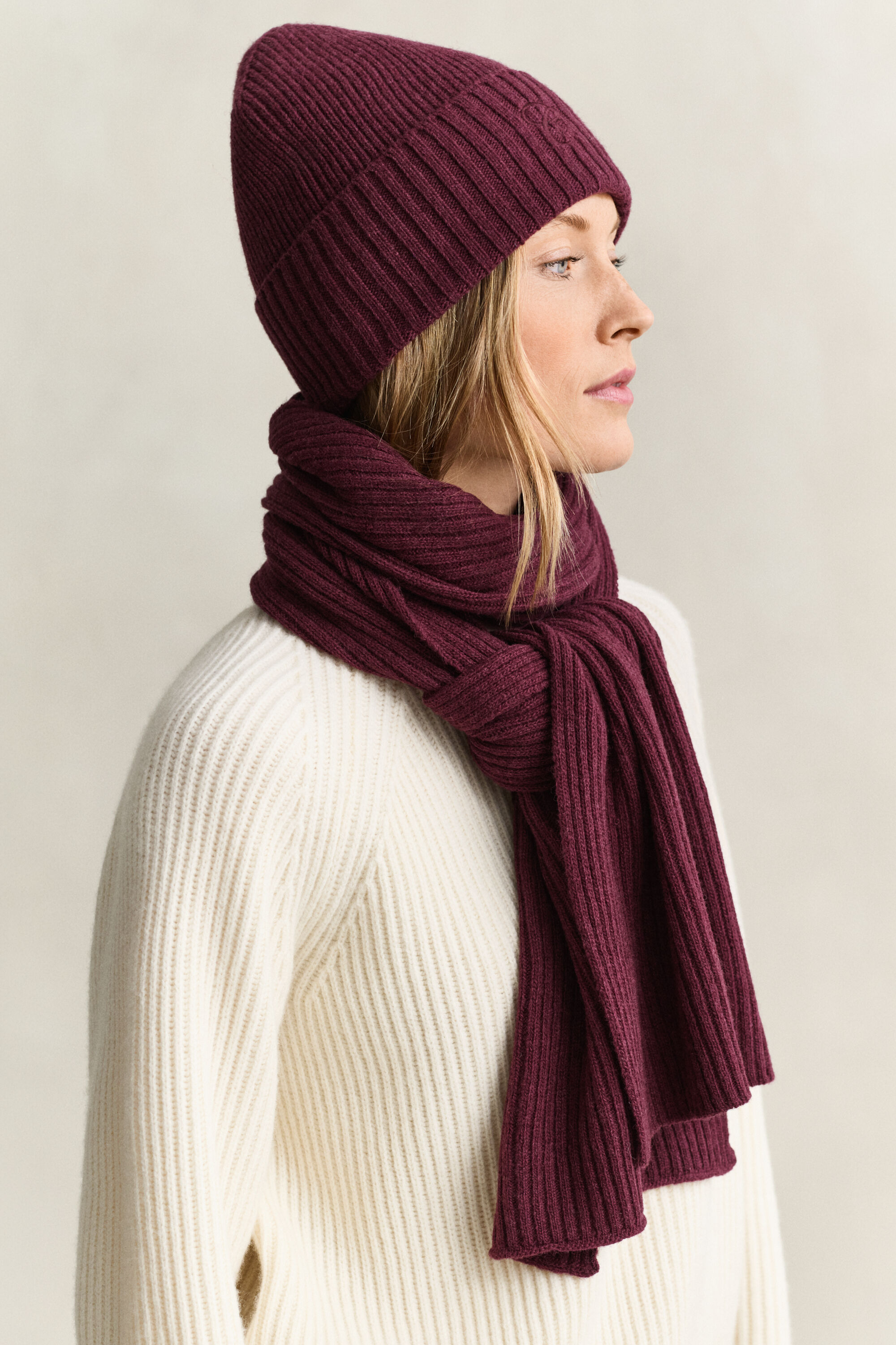Schal und Beanie mit Stickerei im Geschenkset