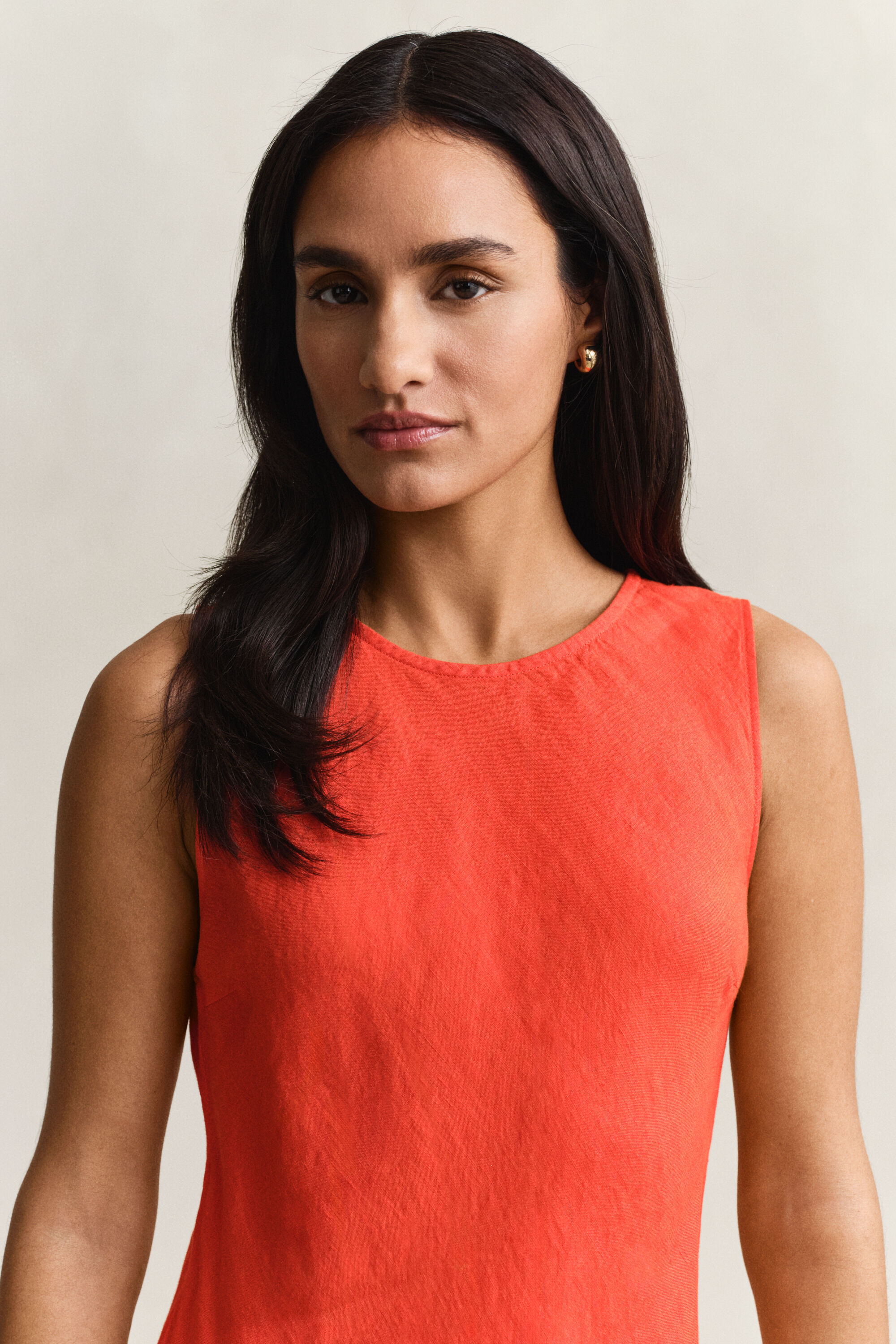 Schräg geschnittenes Midikleid aus Leinen