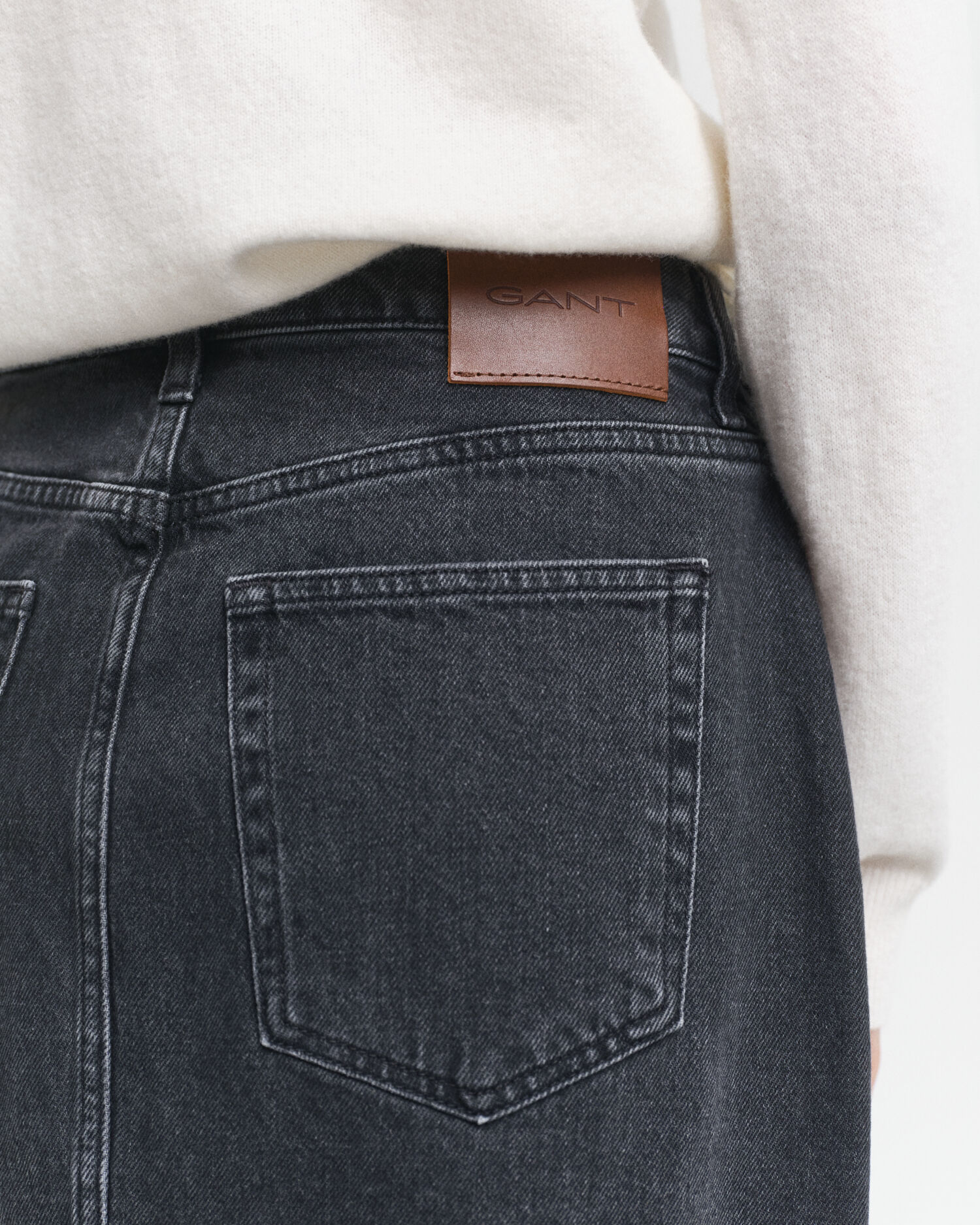 Mittellanger Jeansrock mit Knopfleiste