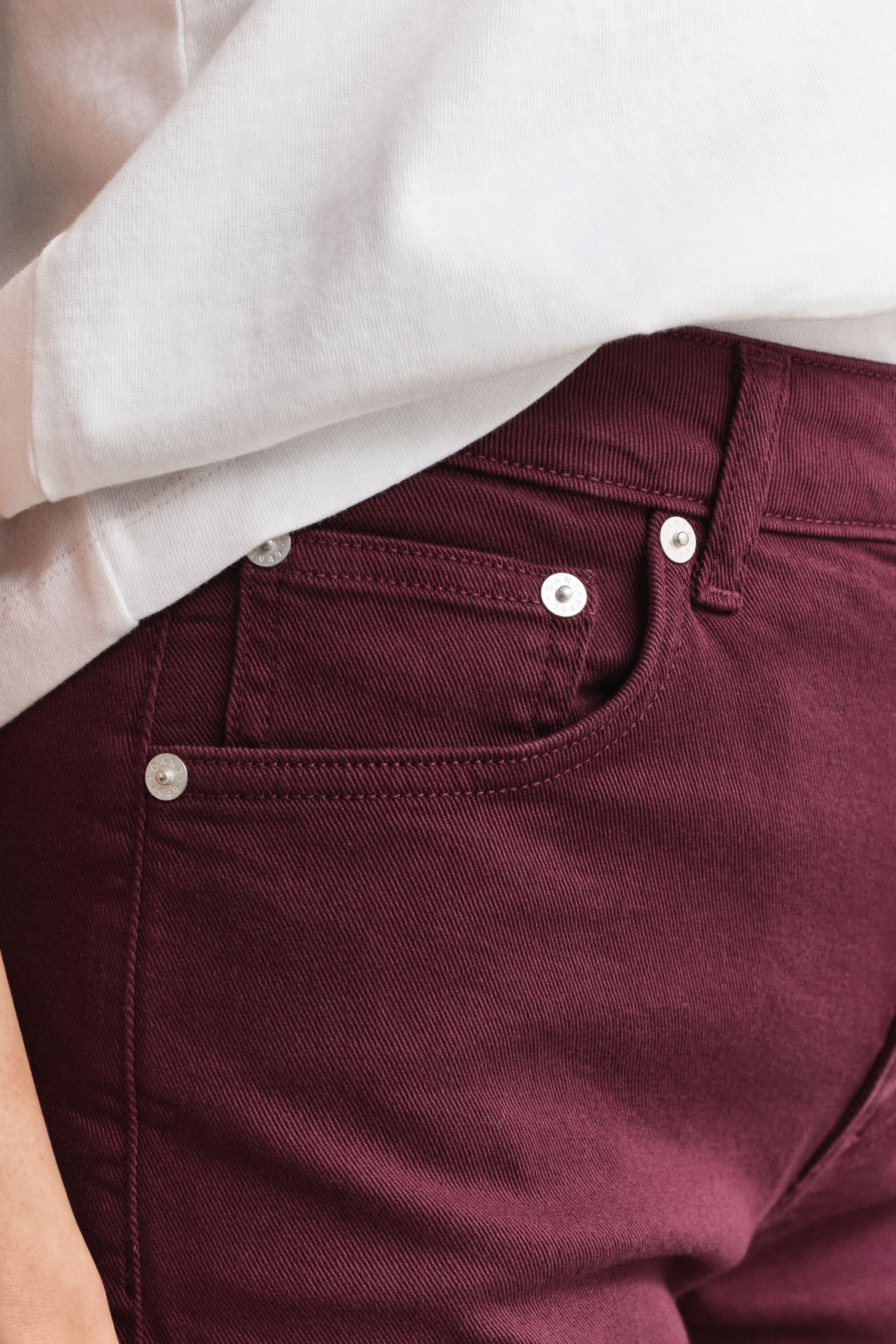 Farbige Slim Fit Jeans mit ausgestelltem Bein