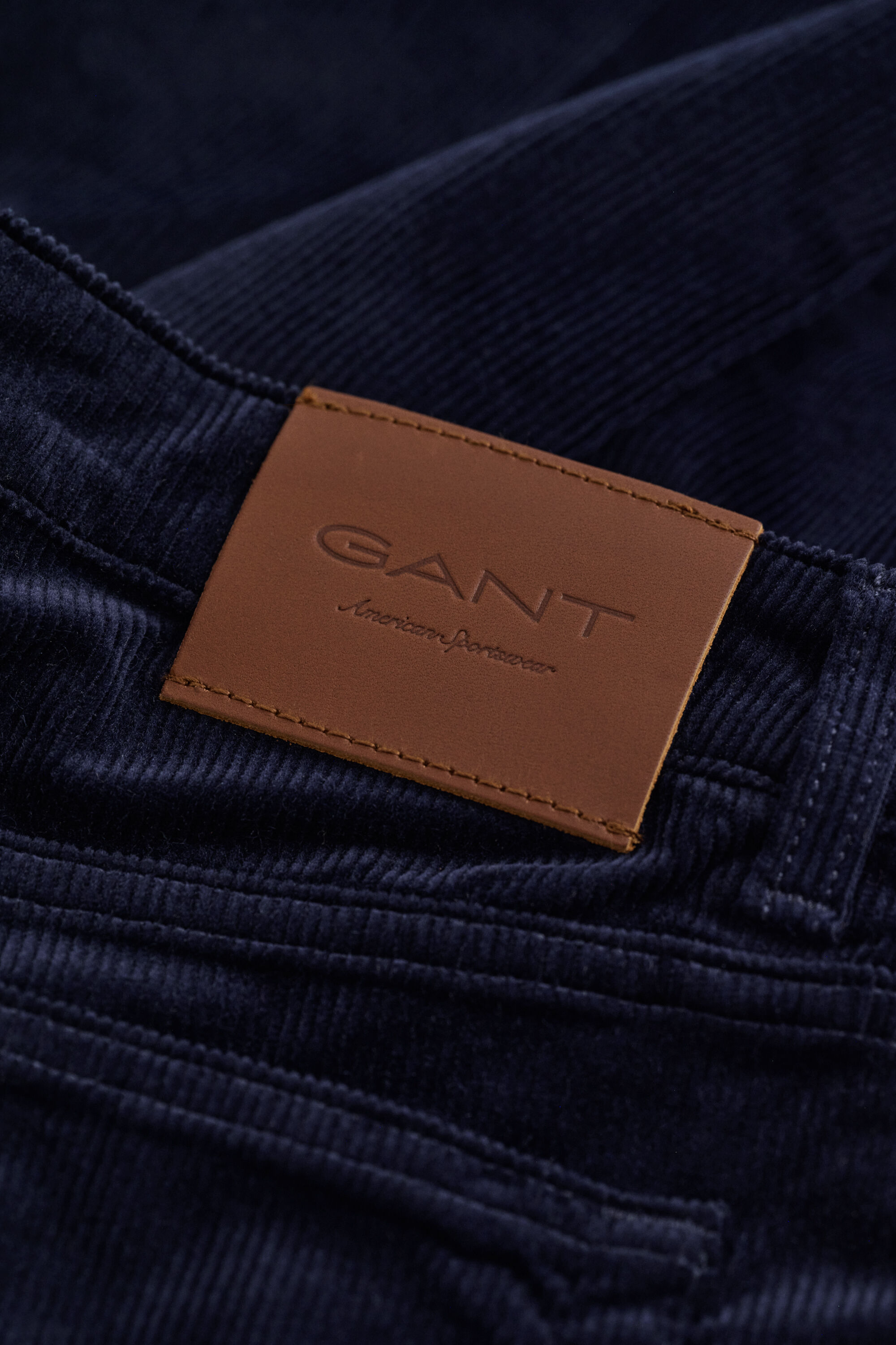 Cordjeans mit ausgestelltem Bein