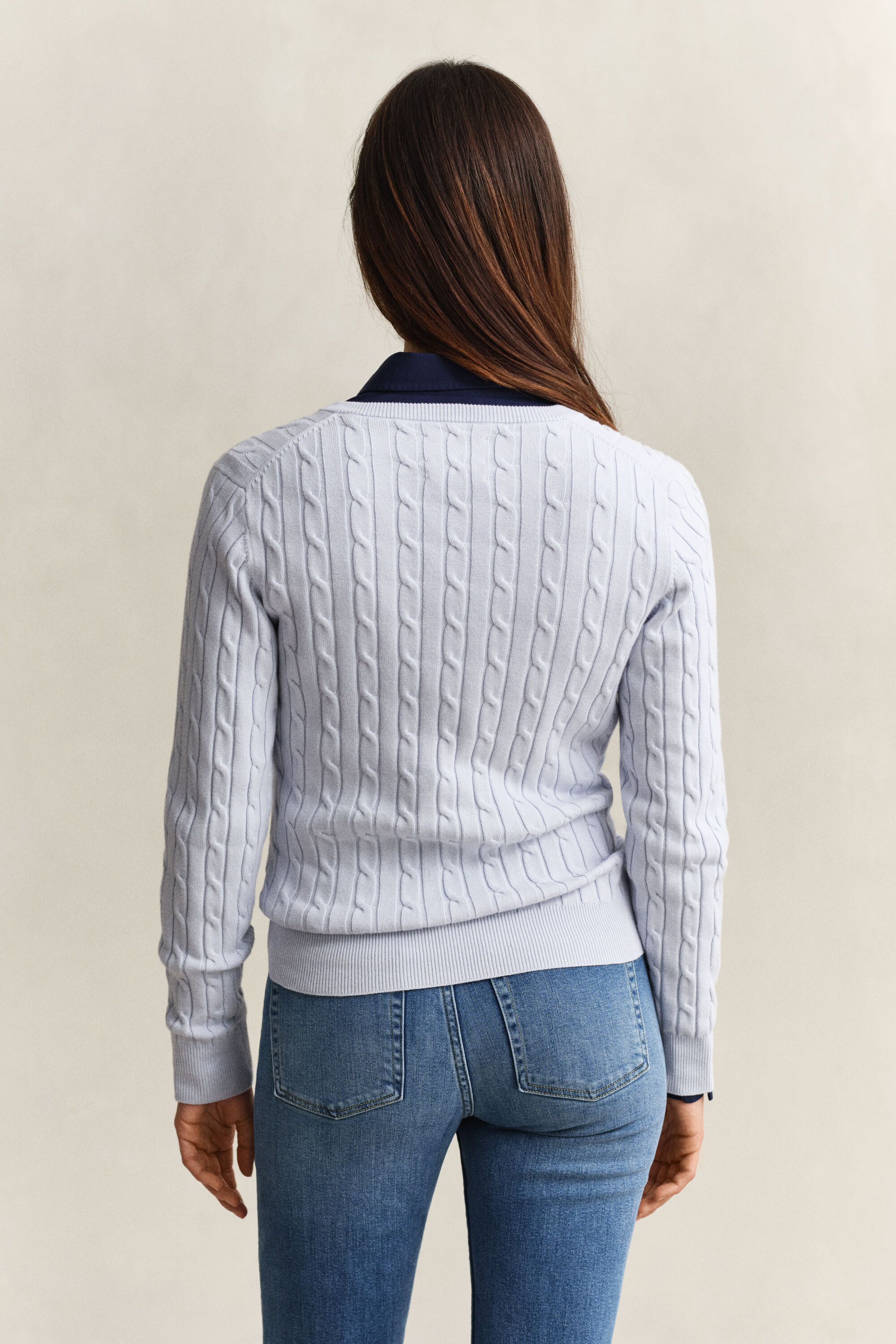 V-Neck Pullover mit Zopfmuster