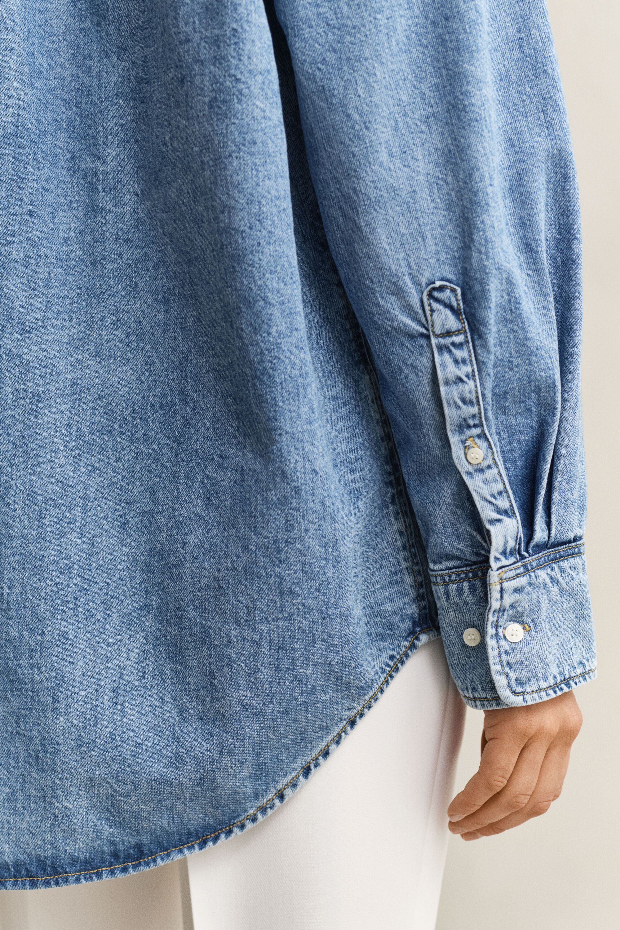 Jeansbluse mit Stickerei