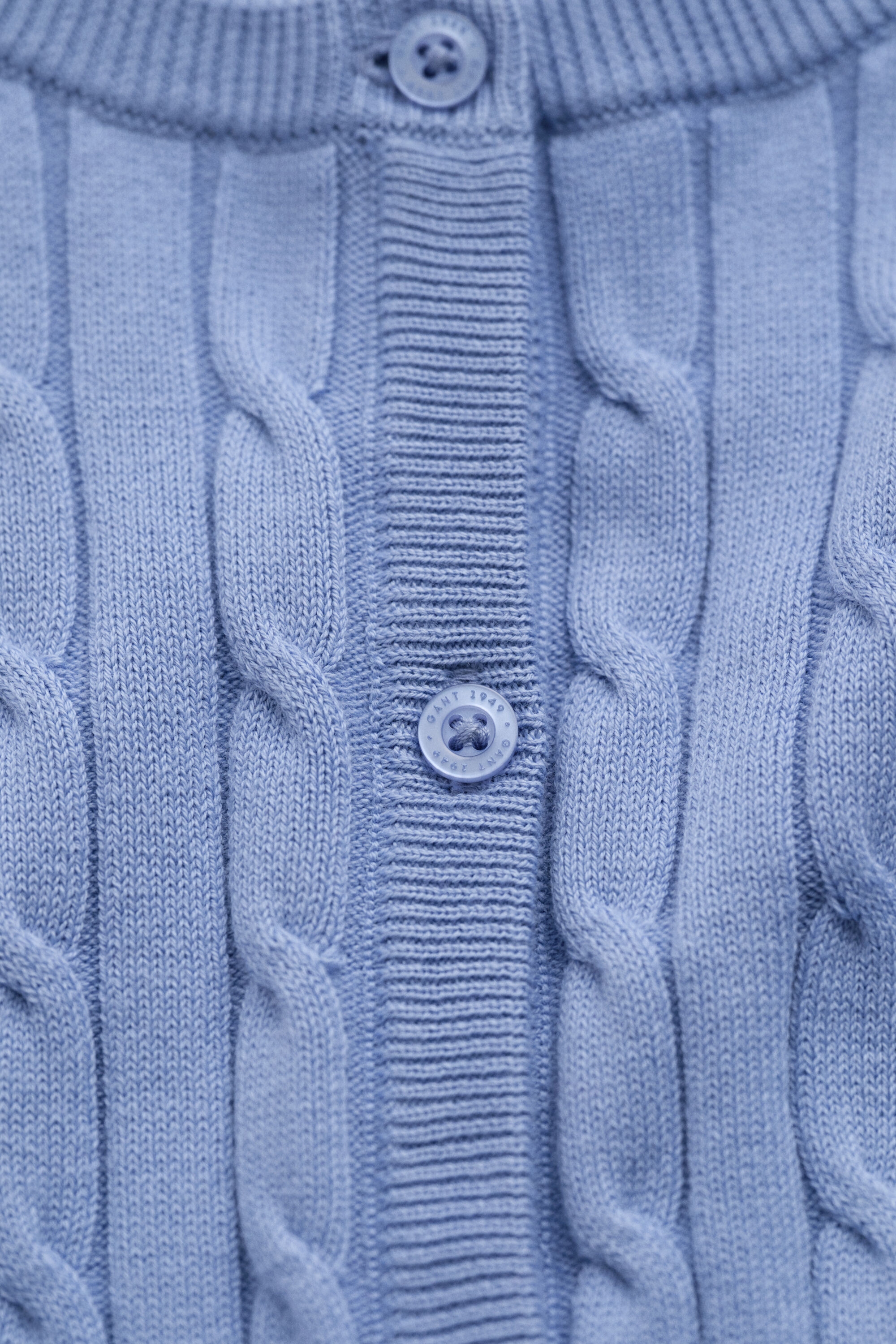 Strickjacke aus Stretch-Baumwolle mit Zopfmuster