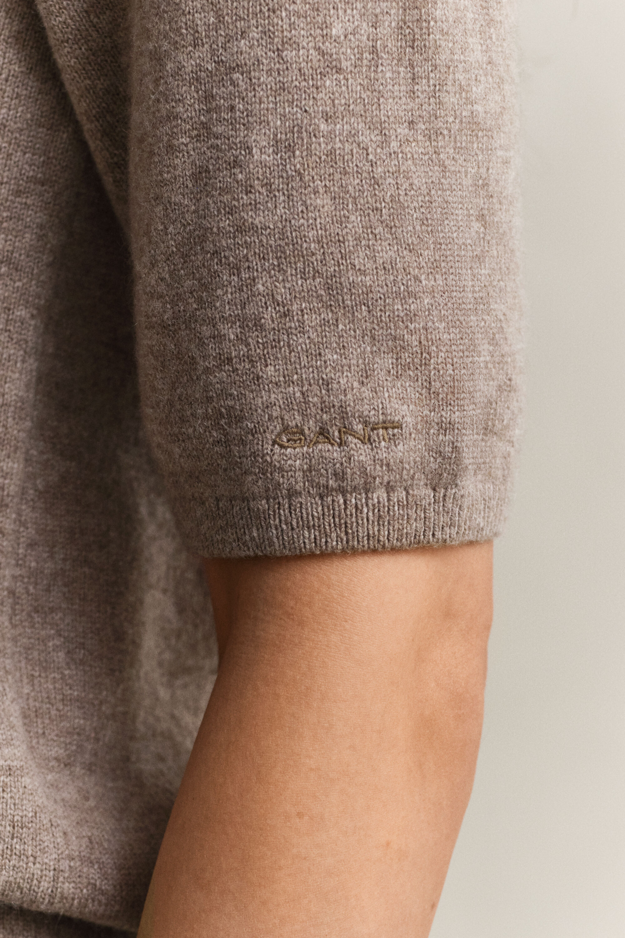 Kurzärmlige Strickjacke mit Kaschmiranteil