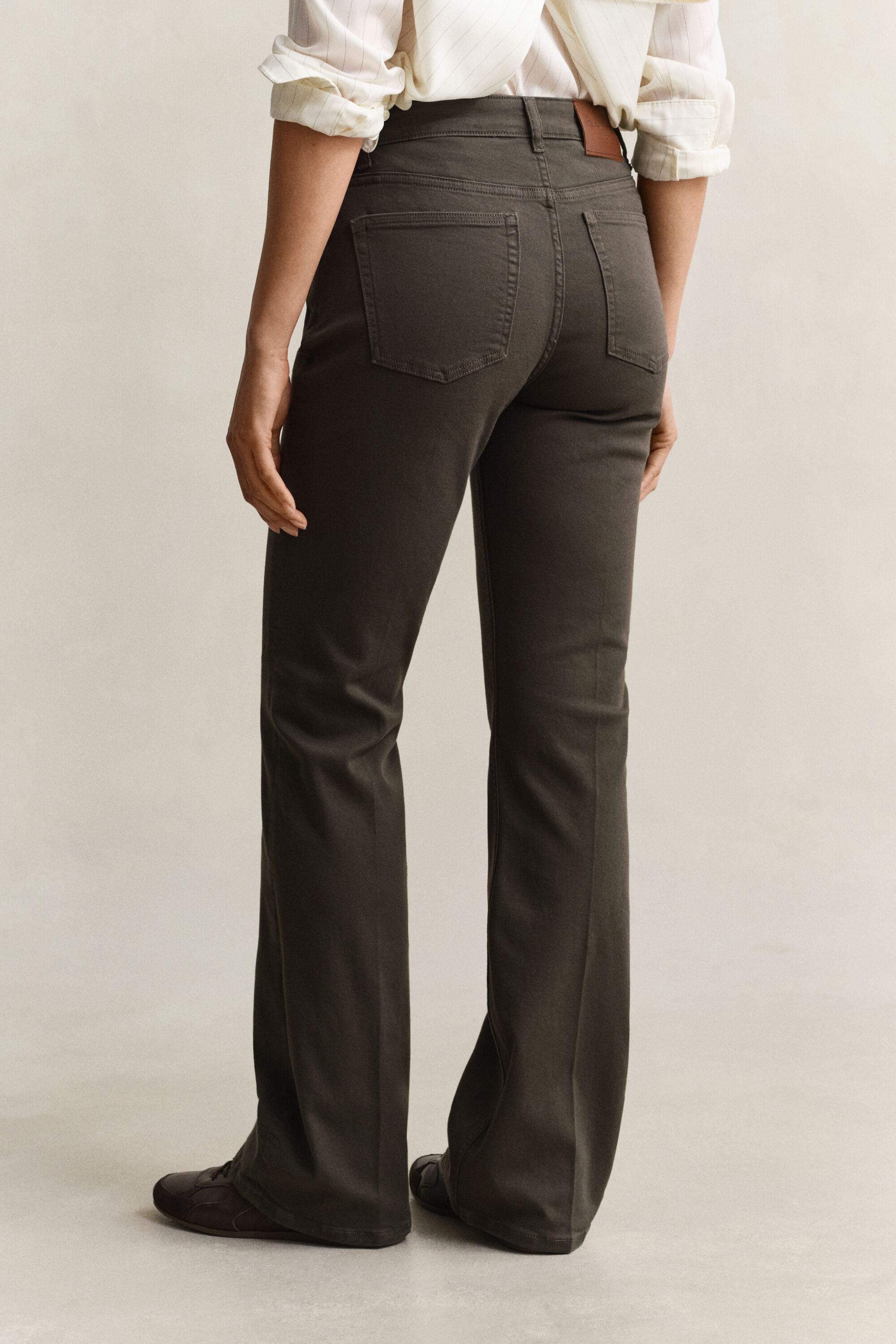 Farbige Slim Fit Jeans mit ausgestelltem Bein