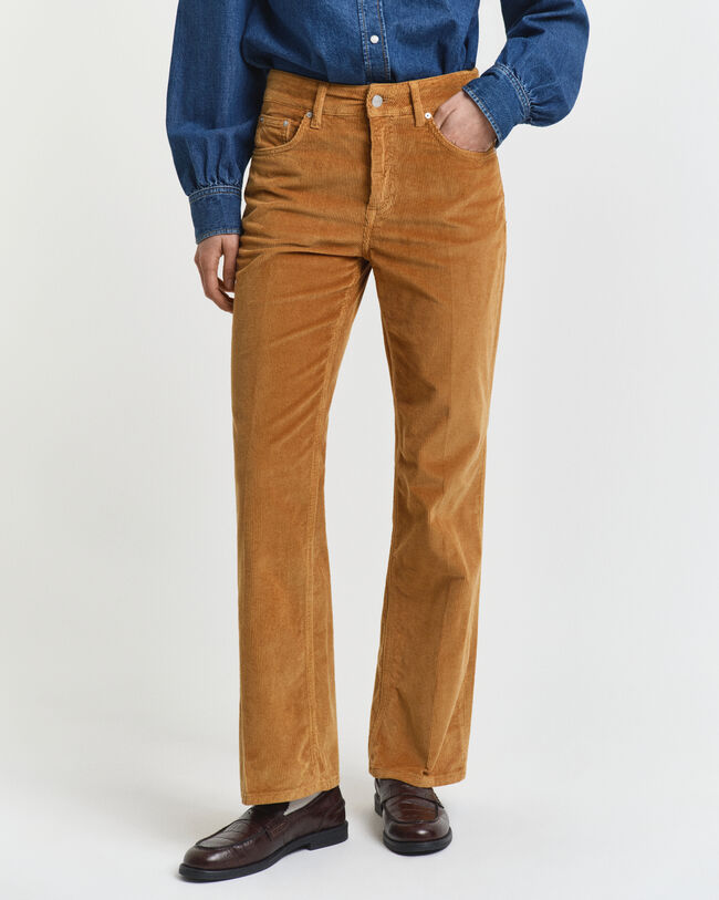 Cordjeans mit ausgestelltem Bein
